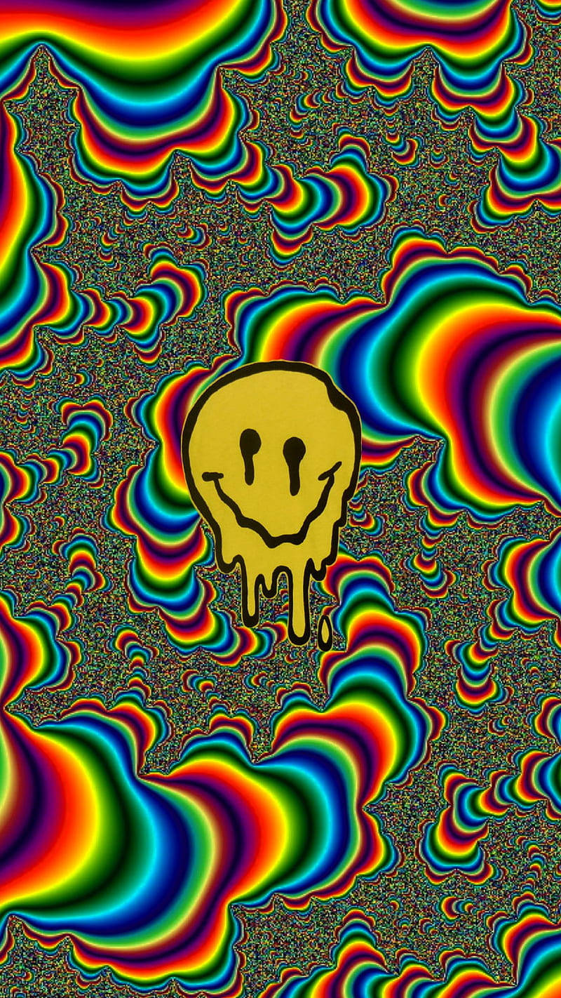 迷幻美學 桌布 壁紙 — 一個滴落的黃色笑臉漂浮在迷幻彩虹波浪中，背景是帶斑點的深色。