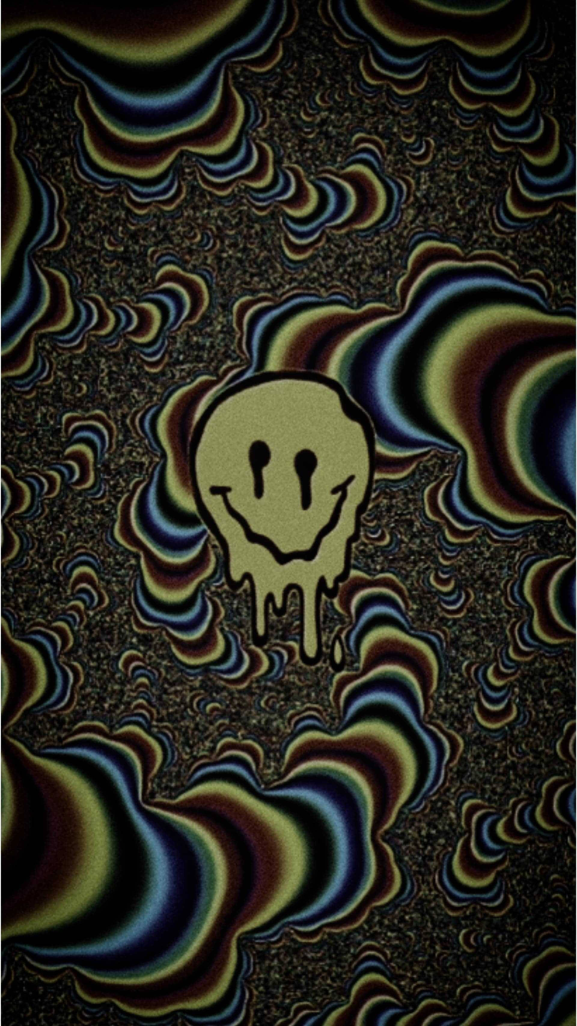 怪核 桌布 壁紙 — 一個滴落的黃色笑臉漂浮在黑暗紋理背景上，環繞著迷幻旋轉的彩虹波浪。