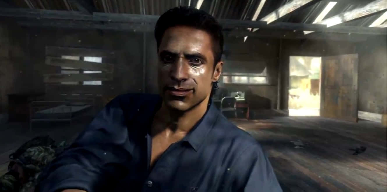 Call Of Duty Raul Menendez 桌布 壁紙 — 一個滿臉汗水的男人在一個佈滿灰塵、有木樑和破窗的廢棄倉庫中，專注地凝視。