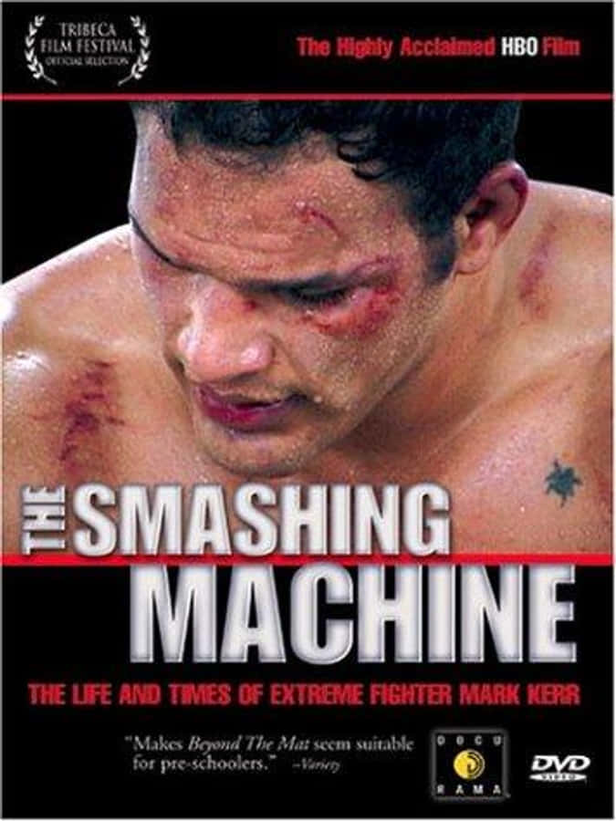 UFC 桌布 壁紙 — 一個滿臉瘀傷、帶有刺青、血跡斑斑的戰士，在《The Smashing Machine》的粗獷宣傳海報中凝視著。