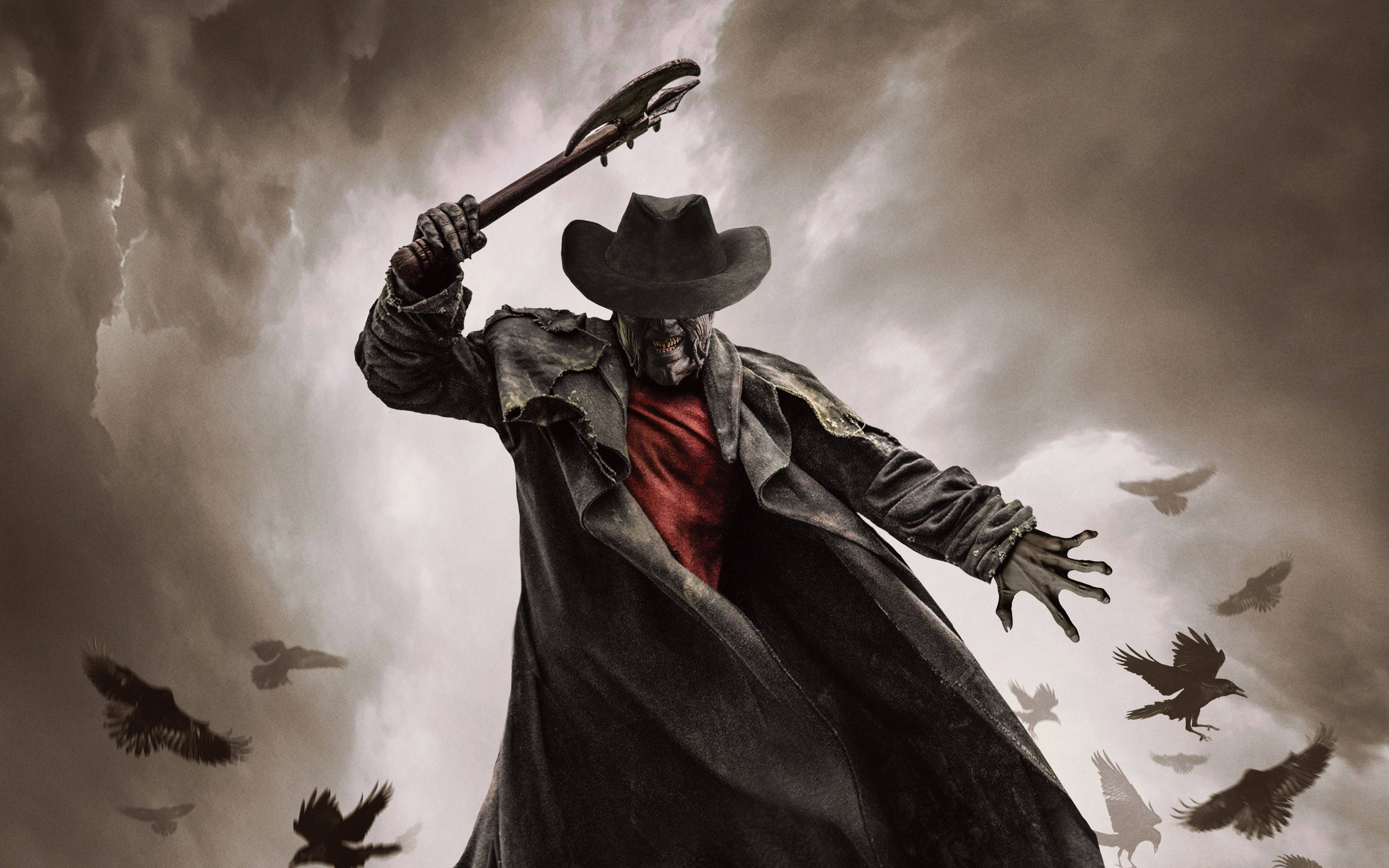 horror villains 桌布 壁紙 — 一個滿臉鮮血、戴著帽子的威脅性牛仔，在暴風雨的天空下揮舞著電鋸，烏鴉在他周圍盤旋。