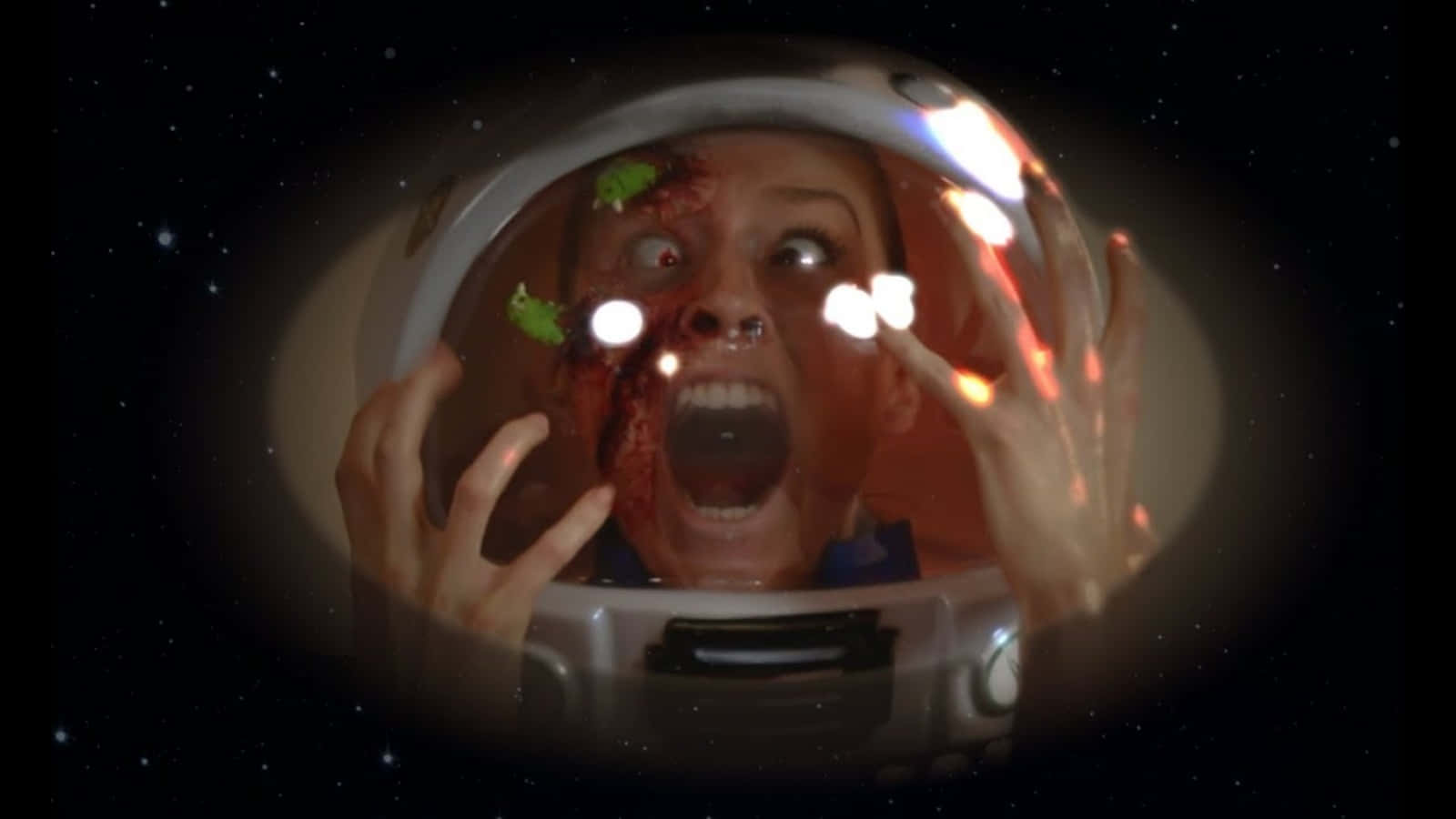 Scary Space 桌布 壁紙 — 一個滿臉鮮血、眼睛發光、驚恐萬分的太空人在頭盔內對著星空虛空尖叫。