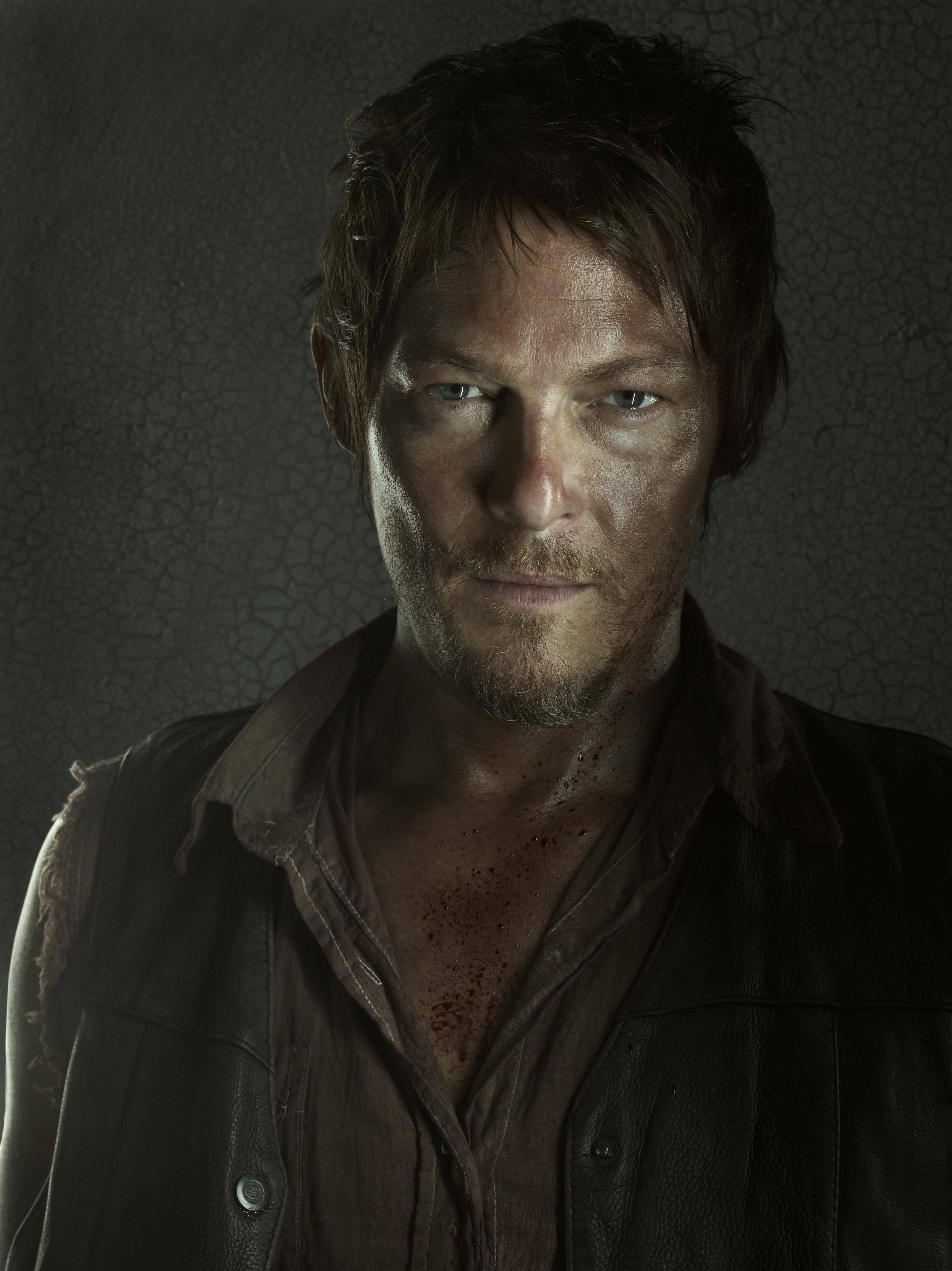 Walking Dead Daryl 桌布 壁紙 — 一個滿臉鮮血、身穿皮背心的男人，背景是破裂的牆壁，粗獷的特寫鏡頭。