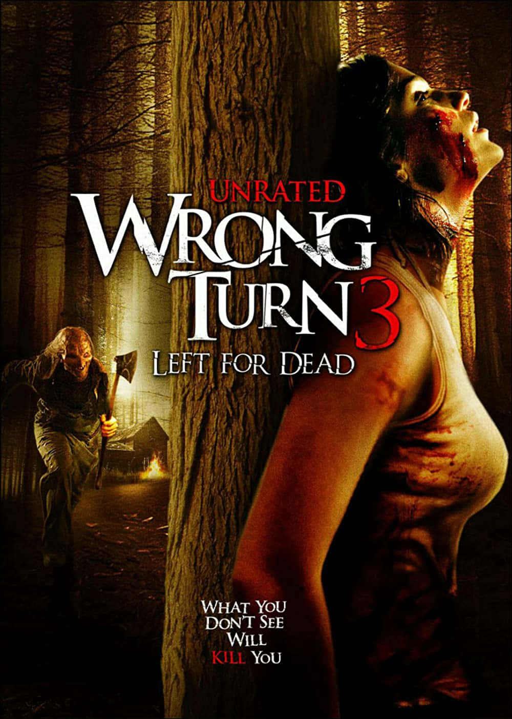 Scary Movies 桌布 壁紙 — 一個滿臉鮮血的驚恐女人靠在一棵樹上，一個戴面具的殺手拿著斧頭在黑暗的森林中跟蹤她。