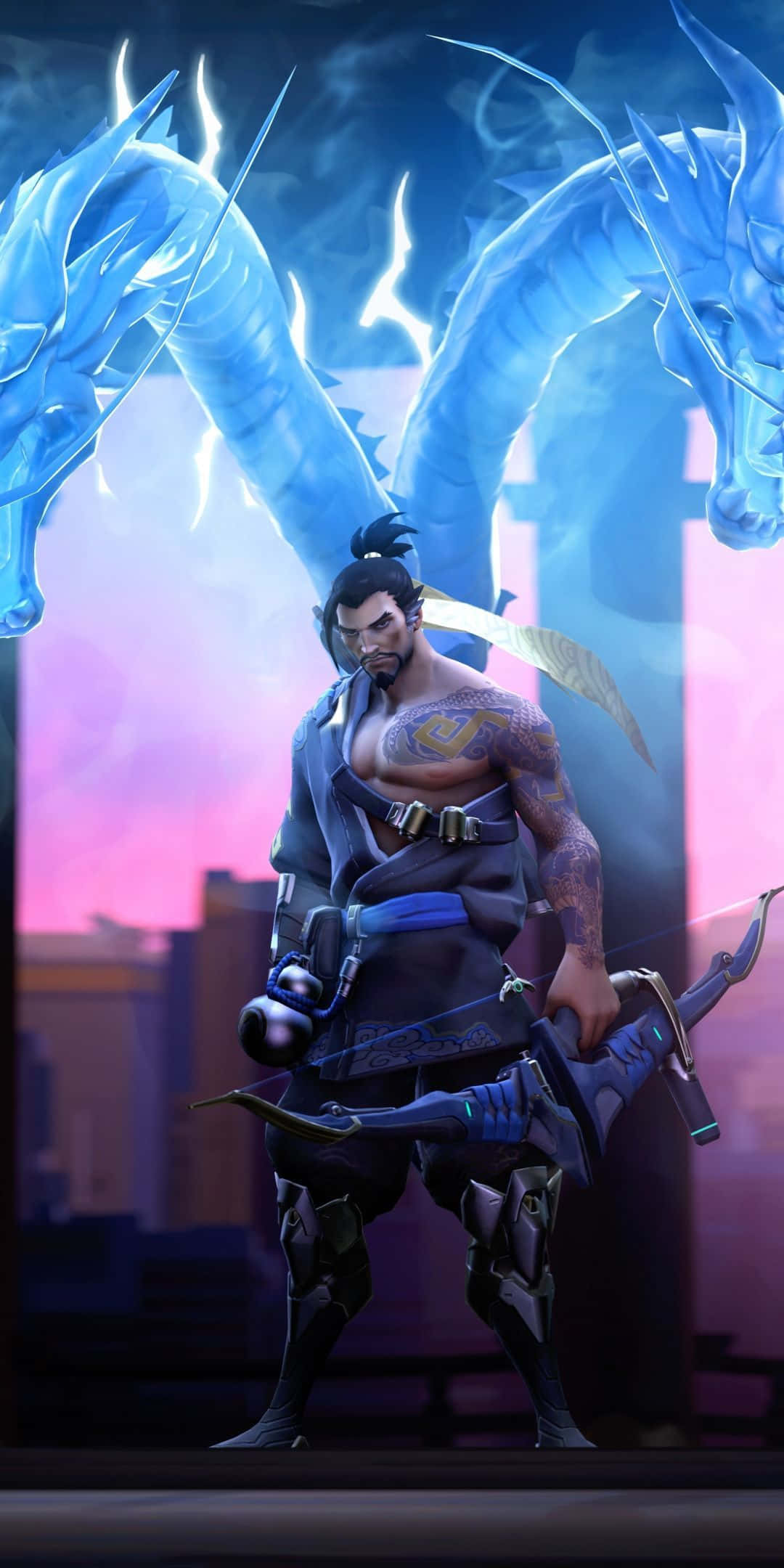 Overwatch Hanzo 桌布 壁紙 — 一個滿身刺青的肌肉戰士手持弓箭蓄勢待發，兩條發光的藍色巨龍在他身後翱翔，背景是暮色中的城市天際線。