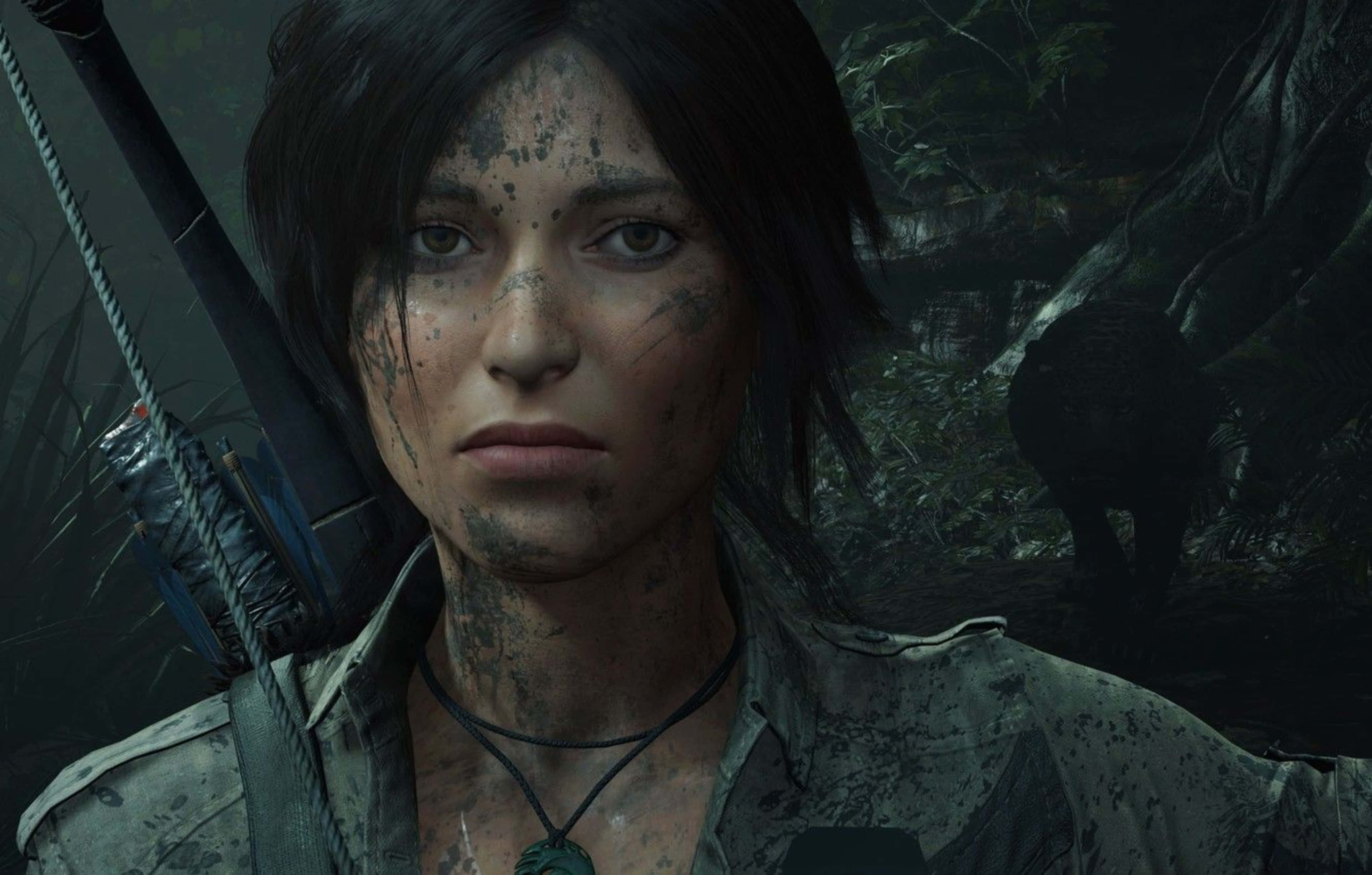 Lara Croft 桌布 壁紙 — 一個滿身泥濘的生存女獵手拿著弓，在茂密黑暗的叢林中凝視，一個陰影生物潛伏在她身後。