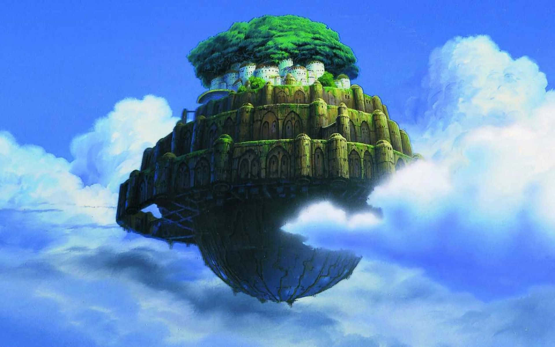 Laputa Castle In The Sky 桌布 壁紙 — 一個漂浮的島嶼，上面有茂密的綠色森林和石頭城堡，懸浮在蓬鬆的白雲之上，背景是明亮的藍天。