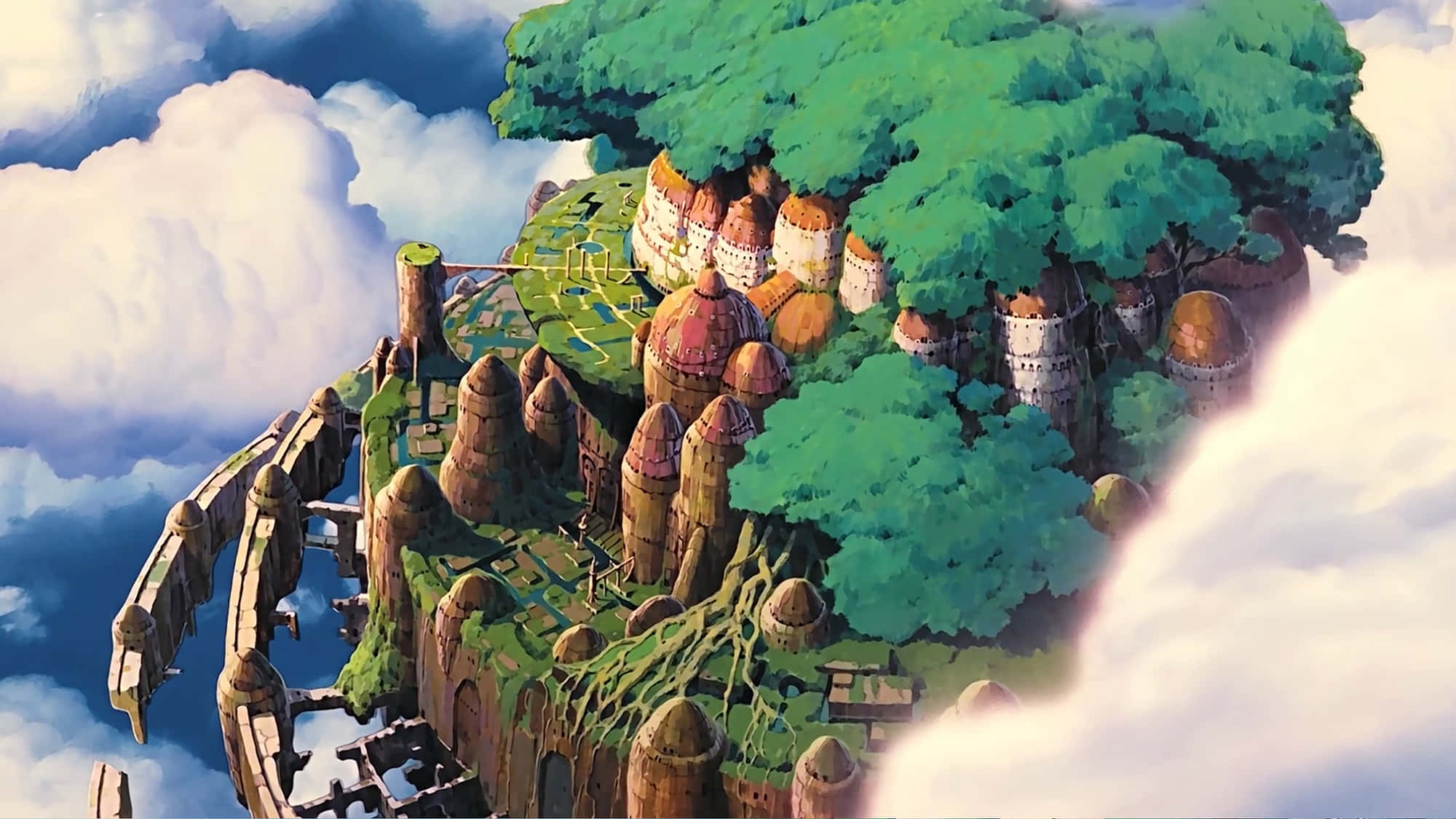 Studio Ghibli Art 桌布 壁紙 — 一個漂浮的島嶼村莊，隱藏在茂密的綠意中，周圍是蓬鬆的白雲，藍天之下。