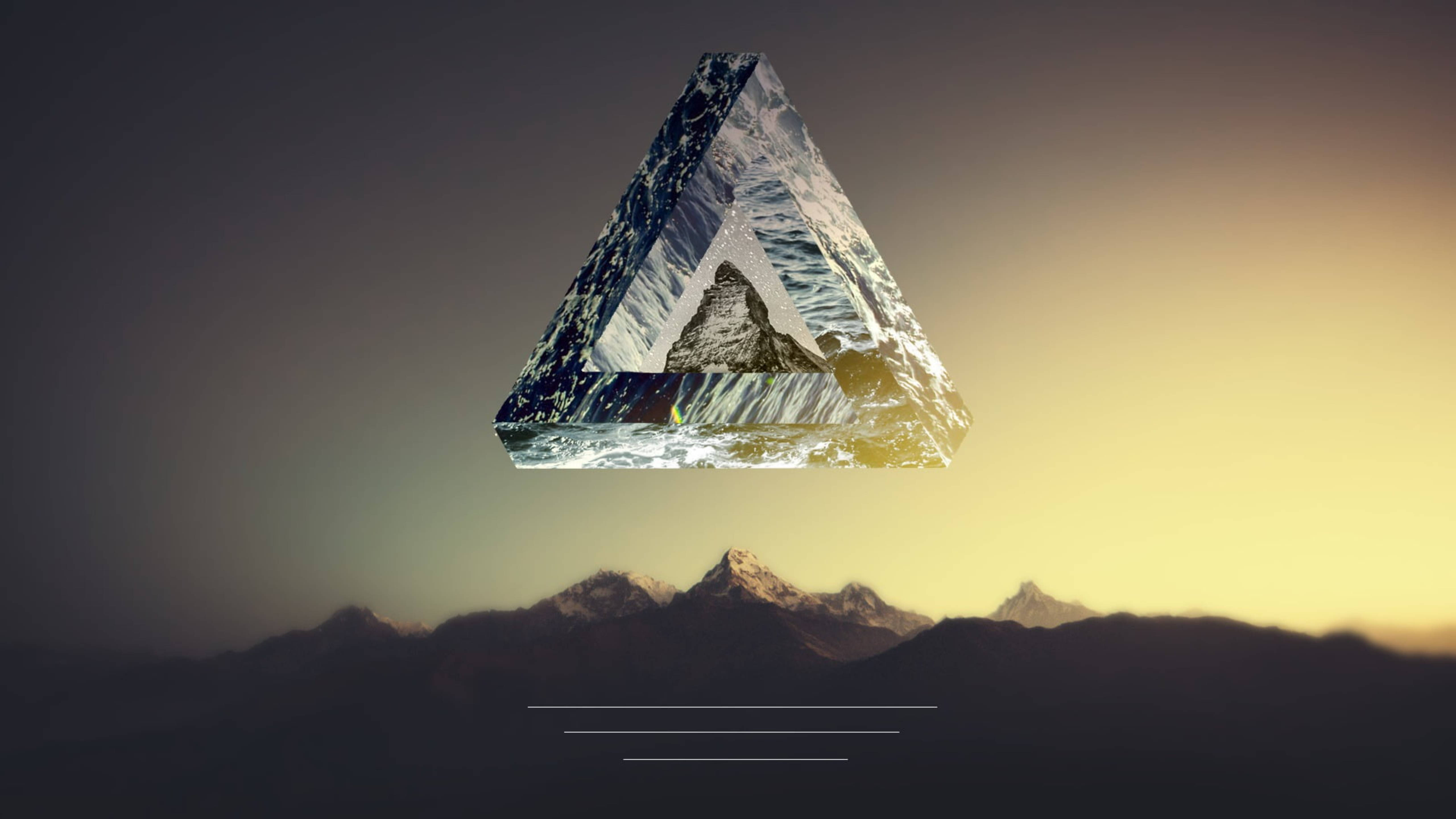 Polyscape 桌布 壁紙 — 一個漂浮的透明三角稜鏡折射出山景，背景是金色的日落天空。