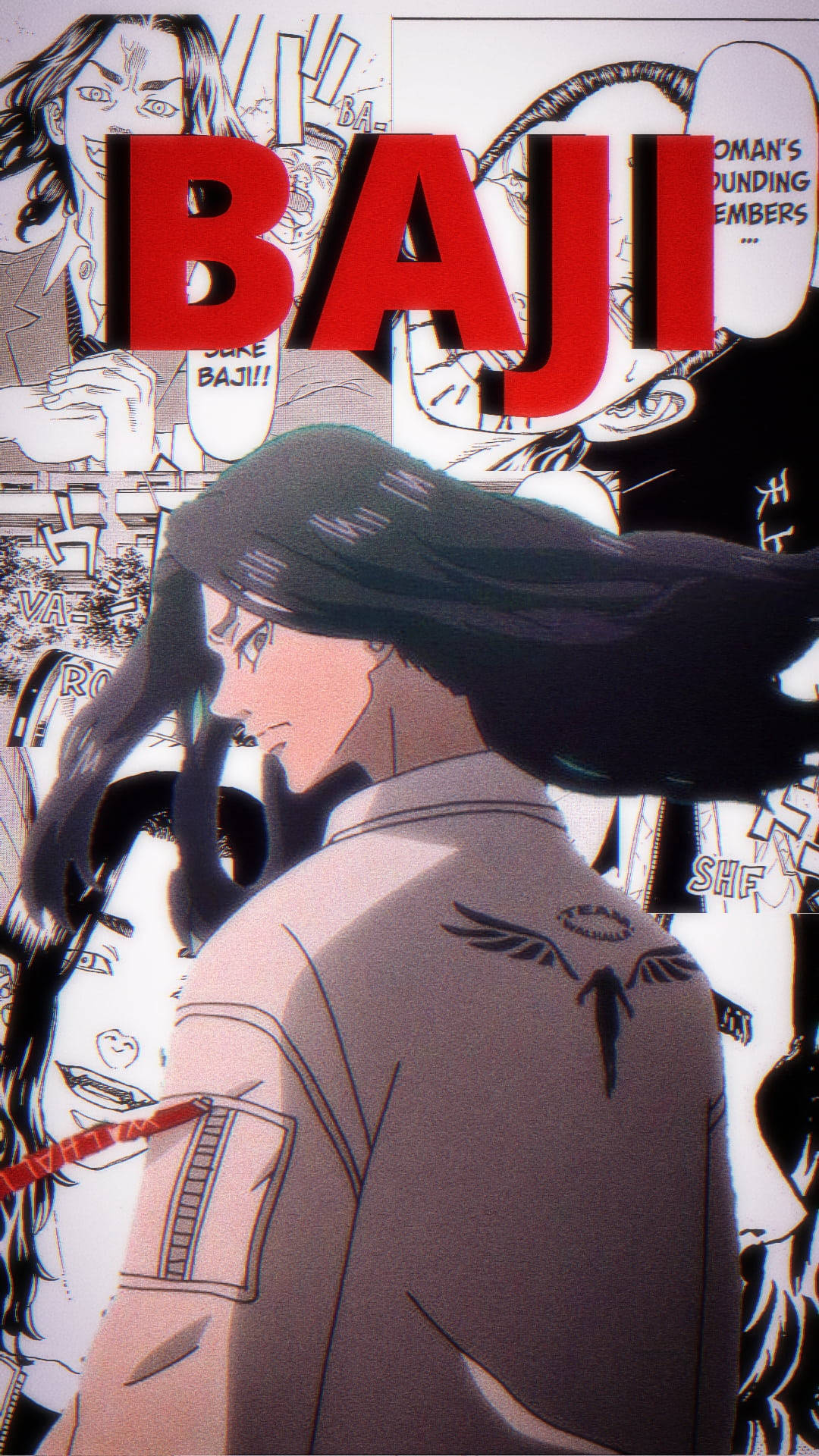 動漫男孩 桌布 壁紙 — 一個漫畫風格的動漫角色，長長的黑髮，肩上有一個翅膀紋身，站在一個混亂的漫畫書面板背景前，上面有粗體的紅色文字。