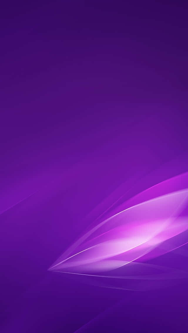 Purple Phone 桌布 壁紙 — 一個漸層紫色抽象背景，帶有從右下角對角流動的柔和發光光線條紋。