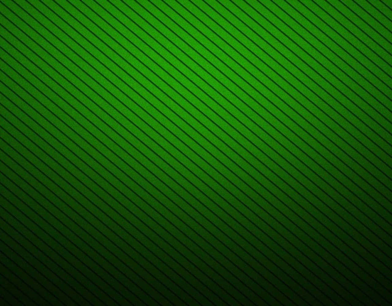 Green Gradient 桌布 壁紙 — 一個漸變綠色背景，帶有從淺到深漸變的對角黑色條紋。