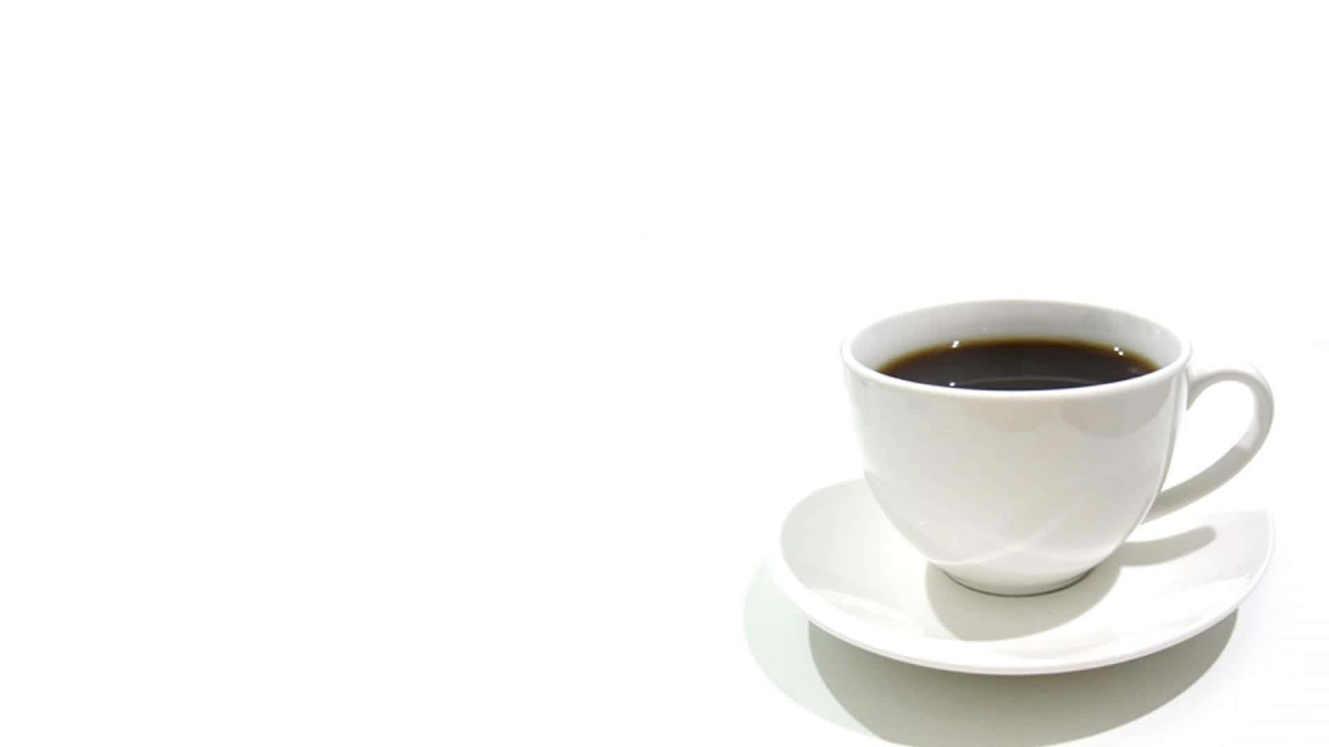 Coffee Aesthetic 桌布 壁紙 — 一個潔白的咖啡杯盛裝著深色咖啡，放在相配的碟子上，背景是純白色。