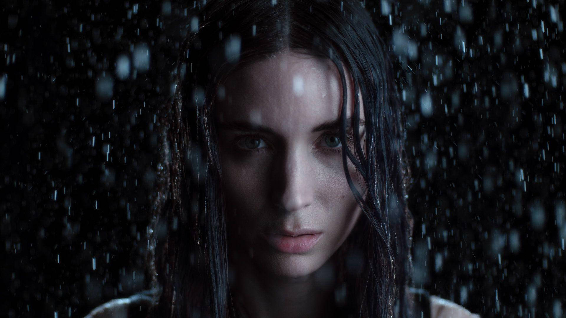 Actress 桌布 壁紙 — 一個濕透黑髮的女人透過落下的雨滴，在黑色背景下強烈凝視。