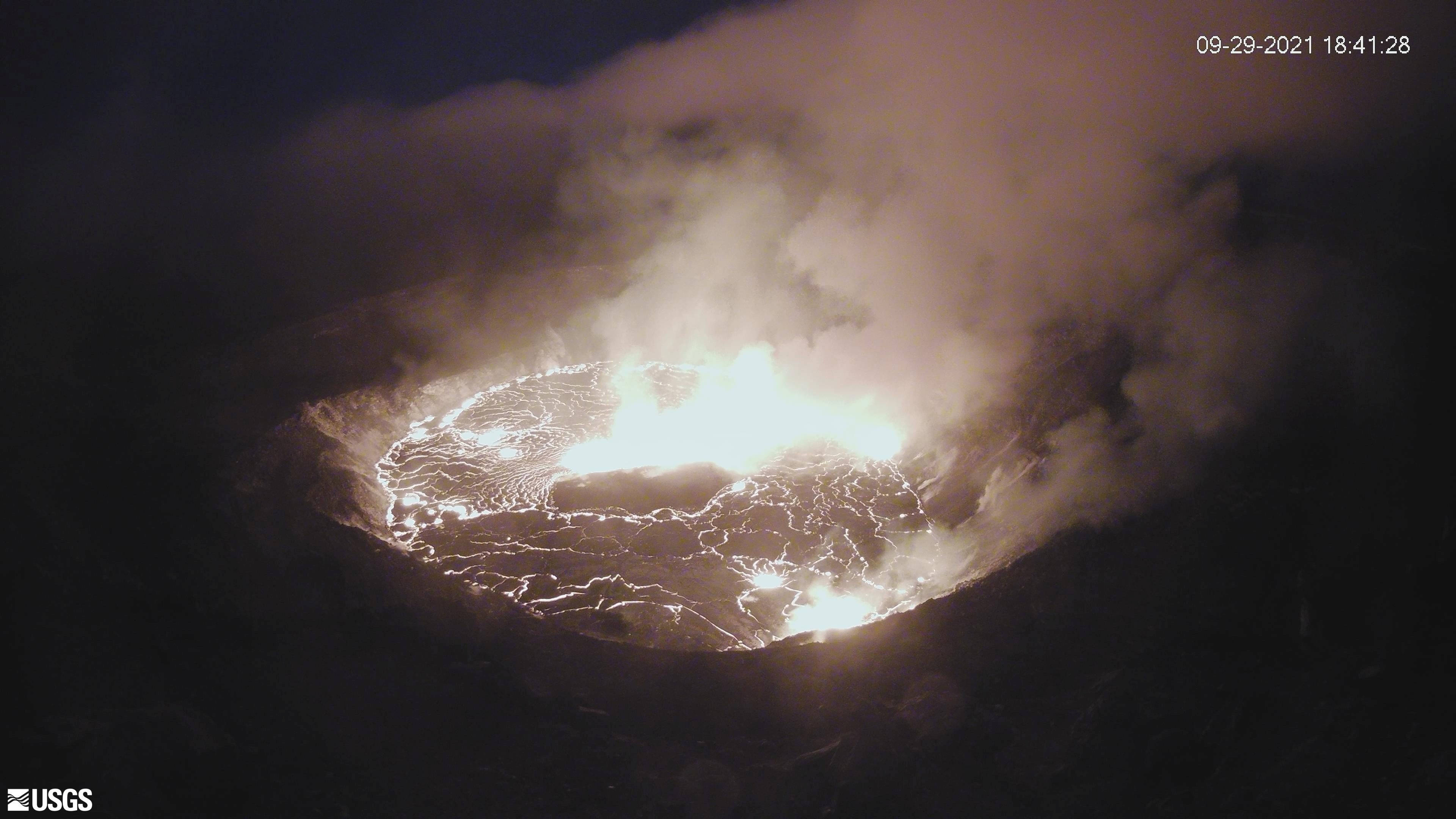 自然 桌布 壁紙 — 一個火山口在夜間強烈發光，明亮的熔岩流照亮了從熔岩中升起的蒸汽。