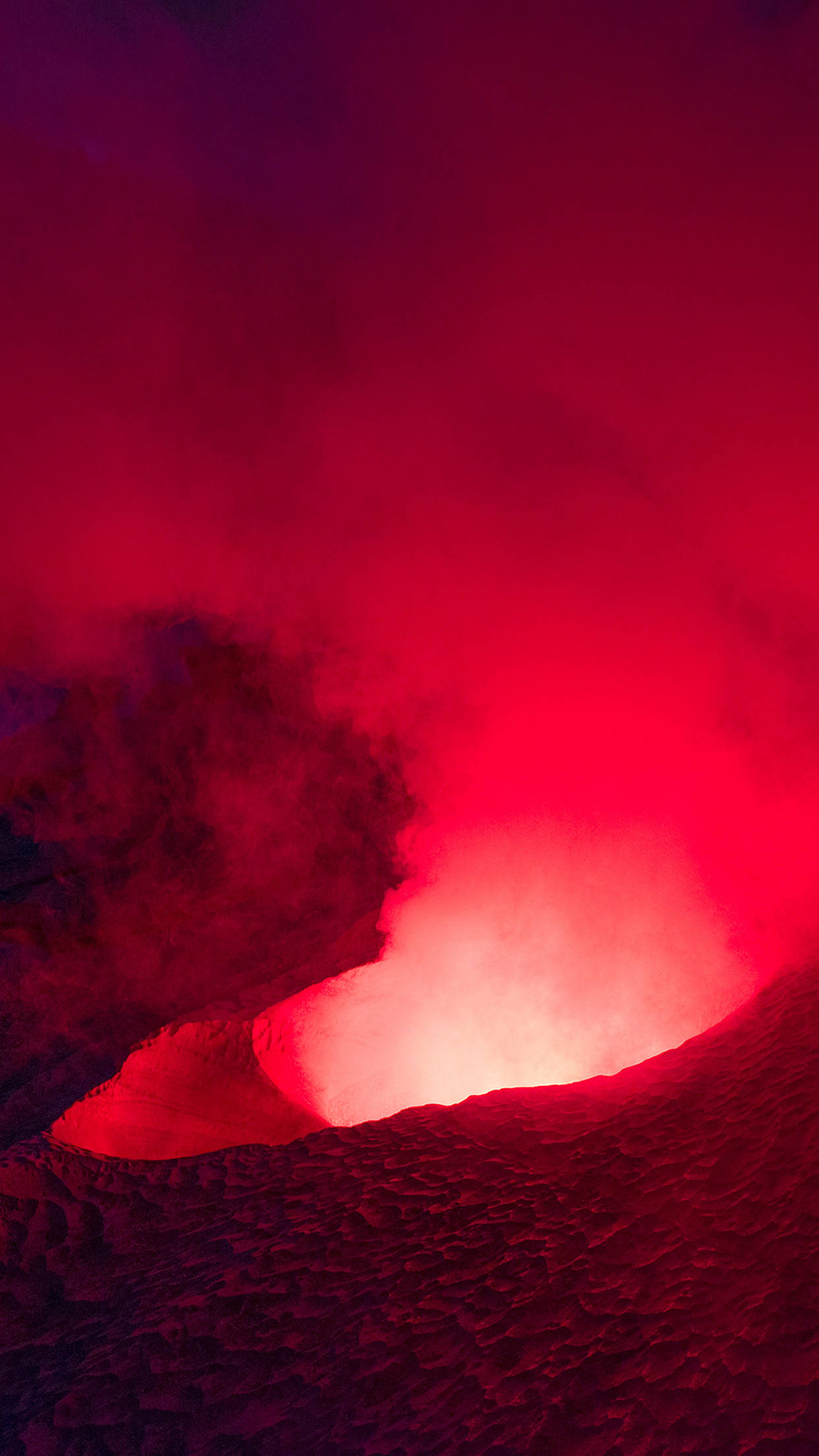 Flame 桌布 壁紙 — 一個火山口在煙霧瀰漫的深紅色天空下，發出強烈的紅色熔岩光芒。