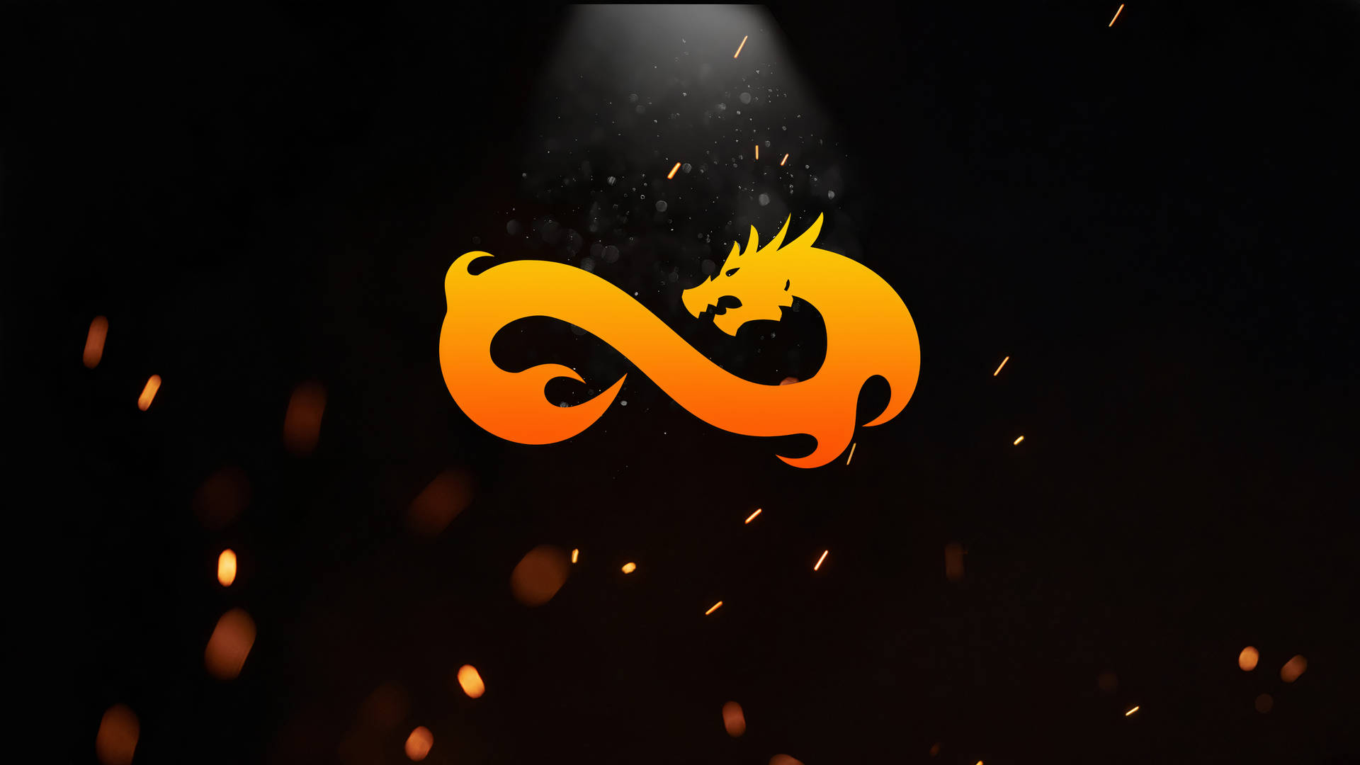 Logo 桌布 壁紙 — 一個火橙色的龍剪影，形狀像無限符號，在黑暗背景中的浮動火花下，在聚光燈下發光。