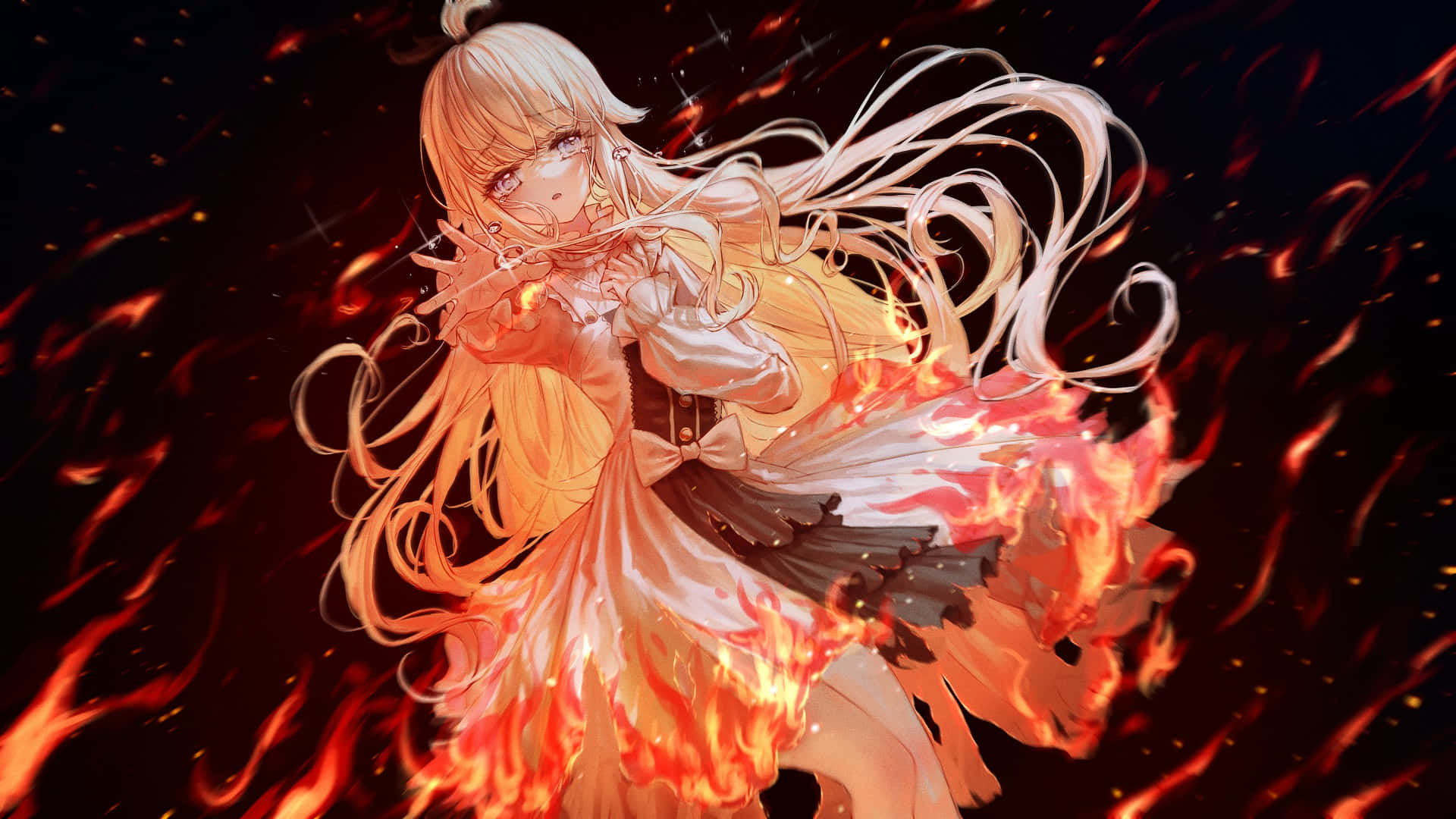 Anime Fire 桌布 壁紙 — 一個火熱的動漫女孩，擁有飄逸的金色頭髮和發光的眼睛，站在黑暗背景中旋轉的火焰之中。