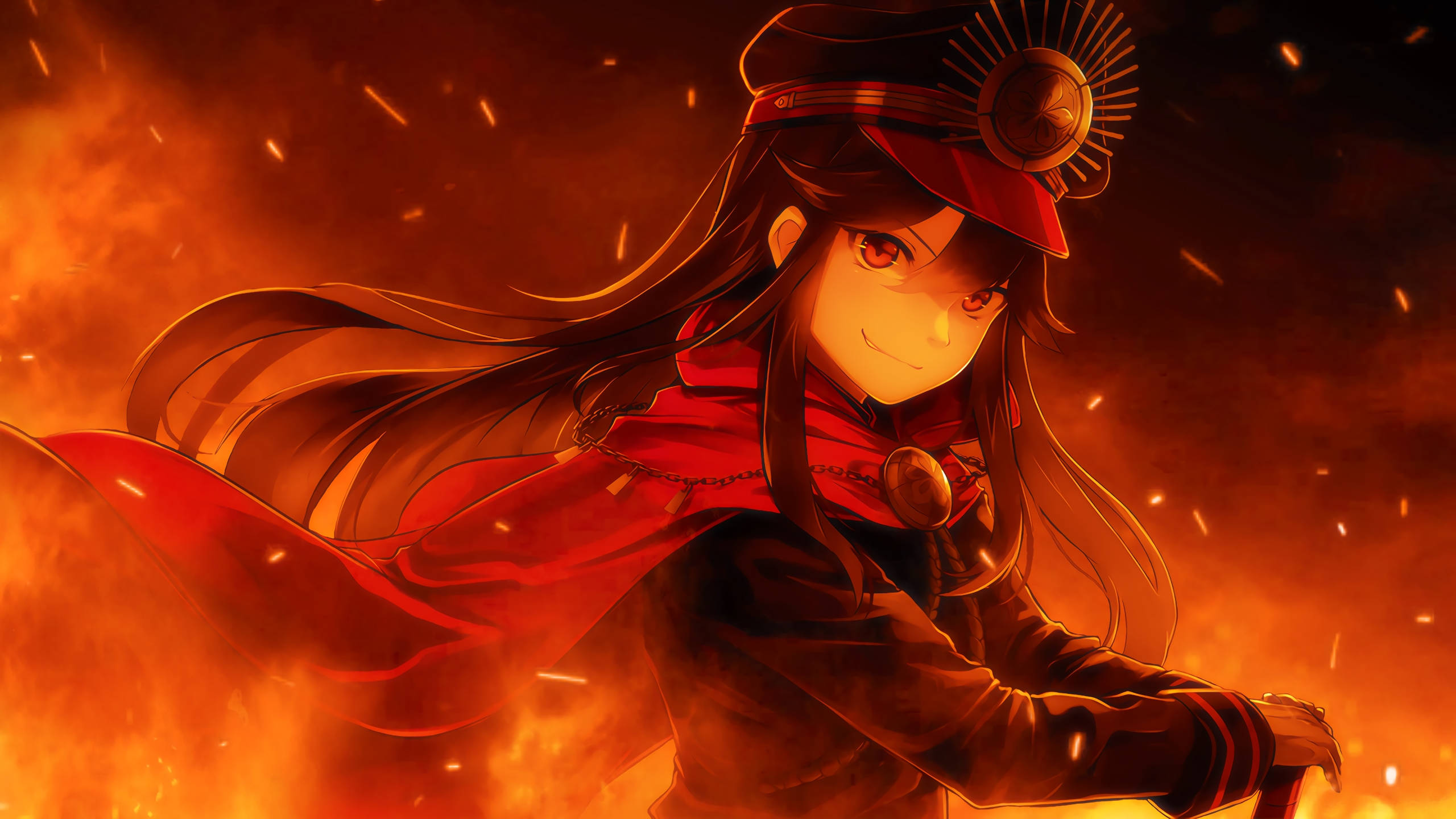Fire Anime 桌布 壁紙 — 一個火熱的動漫女孩，穿著紅色制服和披風，自信地站在燃燒的橙色背景前，火花四濺。