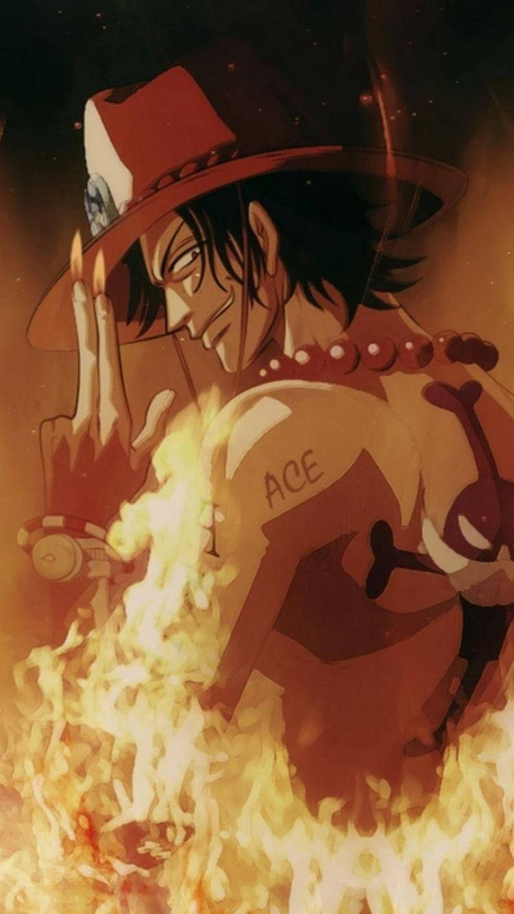 Ace 桌布 壁紙 — 一個火熱的動漫角色，戴著紅色帽子，身上有「ACE」刺青，在黑暗星空背景下，火焰吞噬他的下半身，他露出得意的笑容。