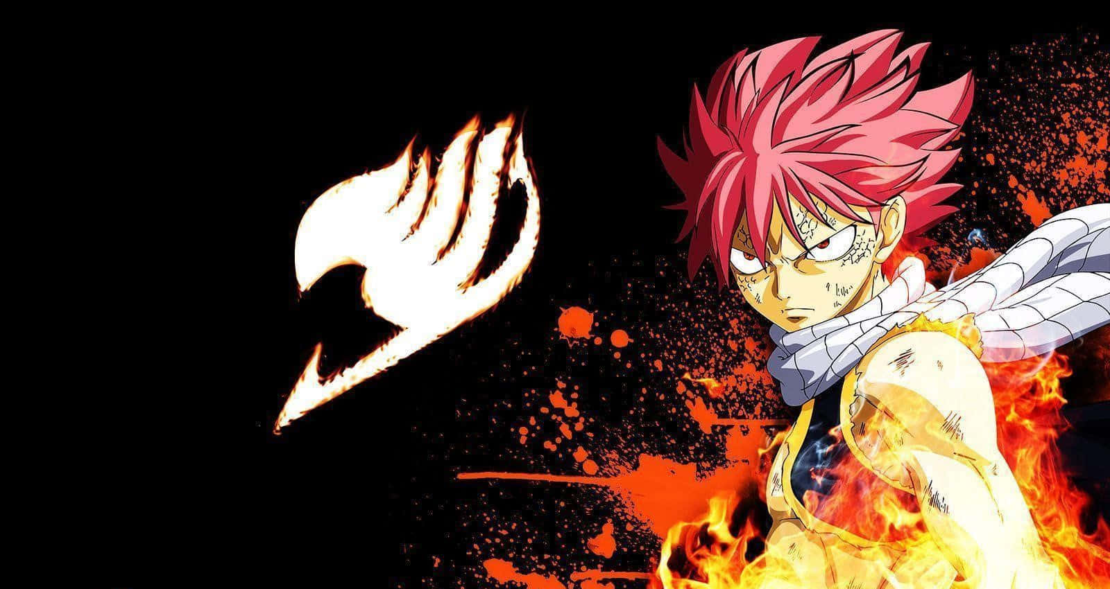 natsu dragneel 桌布 壁紙 — 一個火熱的動漫角色，擁有尖刺的粉紅色頭髮和火焰包裹著他的身體，站在黑色背景前，帶有發光的火焰標誌。