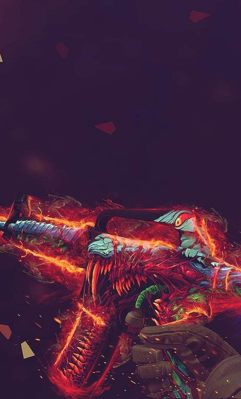 cs go iPhone 桌布 壁紙 — 一個火熱的惡魔生物，有著發光的眼睛和鋒利的牙齒，在黑暗背景中伴隨著火花和發光的餘燼咆哮。