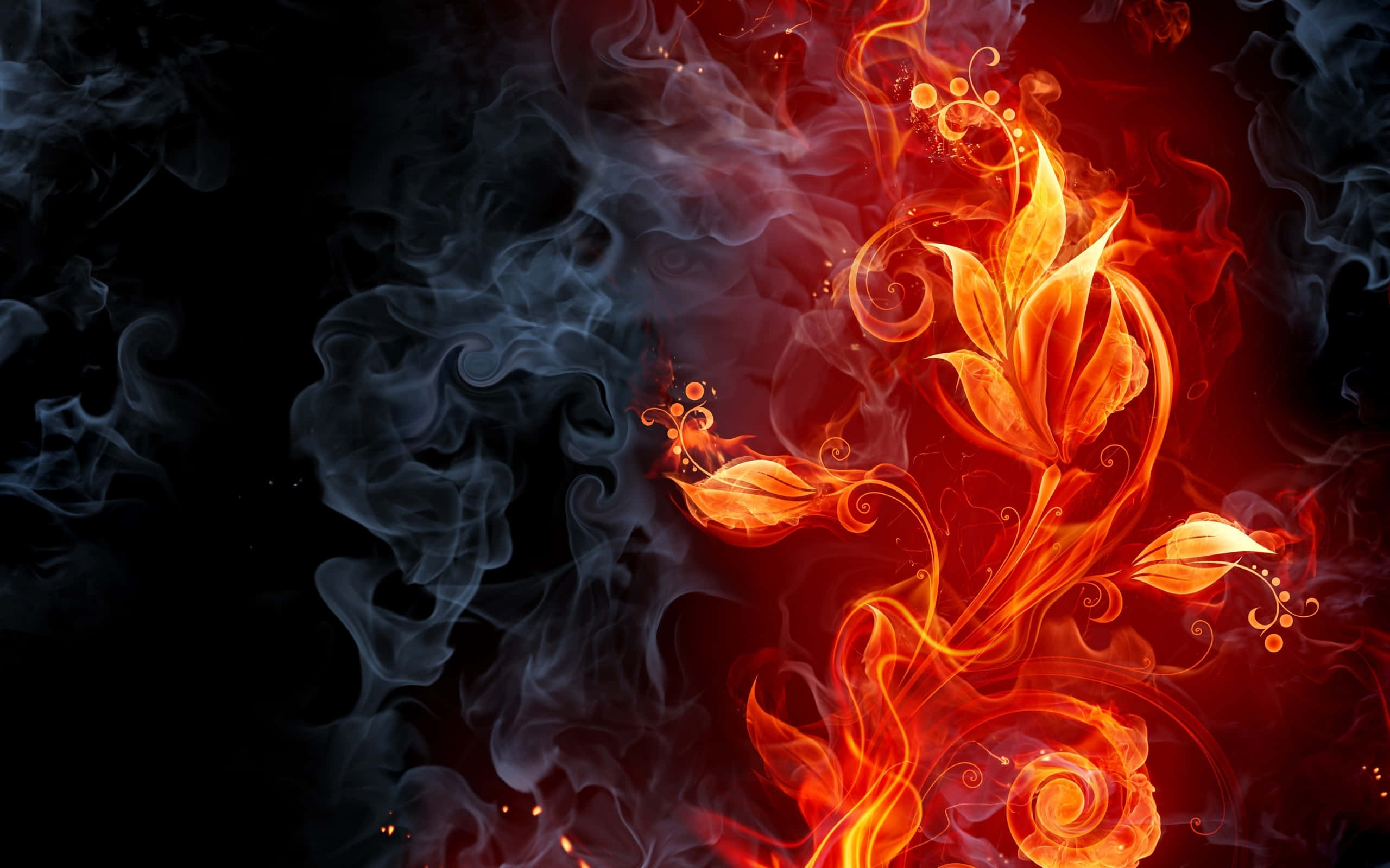 Red Fire 桌布 壁紙 — 一個火熱的橙色和紅色花卉圖案從黑暗背景上的旋轉煙霧中浮現。