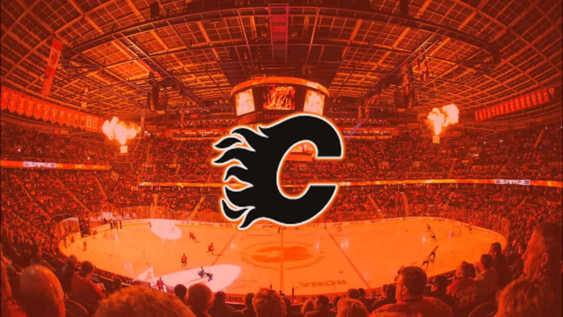 Calgary Flames 桌布 壁紙 — 一個火熱的橙色場館，充滿了球迷在戲劇性的煙火和顯眼的卡加利火焰隊標誌下觀看冰球比賽。