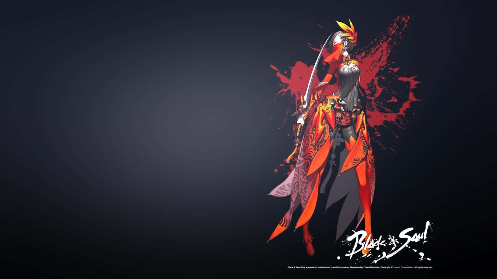 電玩遊戲 桌布 壁紙 — 一個火紅與黑色的動漫戰士手持劍，站在黑暗背景上，帶有血濺效果。