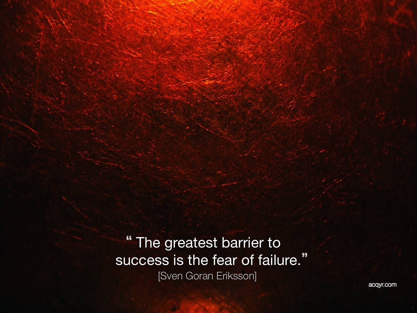 Inspirational Quotes 桌布 壁紙 — 一個火紅色的紋理背景，上面有白色發光文字，內容是關於害怕失敗的勵志名言。