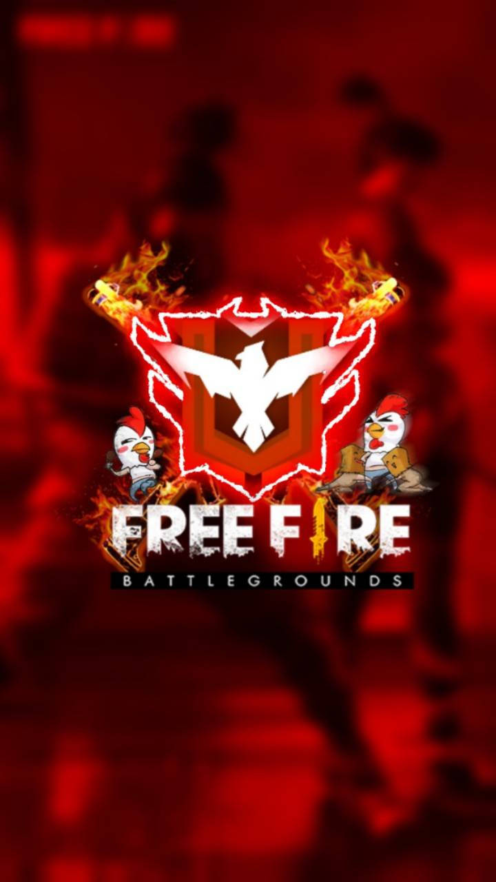 Free Fire 標誌 桌布 壁紙 — 一個火紅色的遊戲標誌，用於 Free Fire Battlegrounds，以卡通雞和一隻白色鳥類標誌為特色，背景是模糊的戰場。