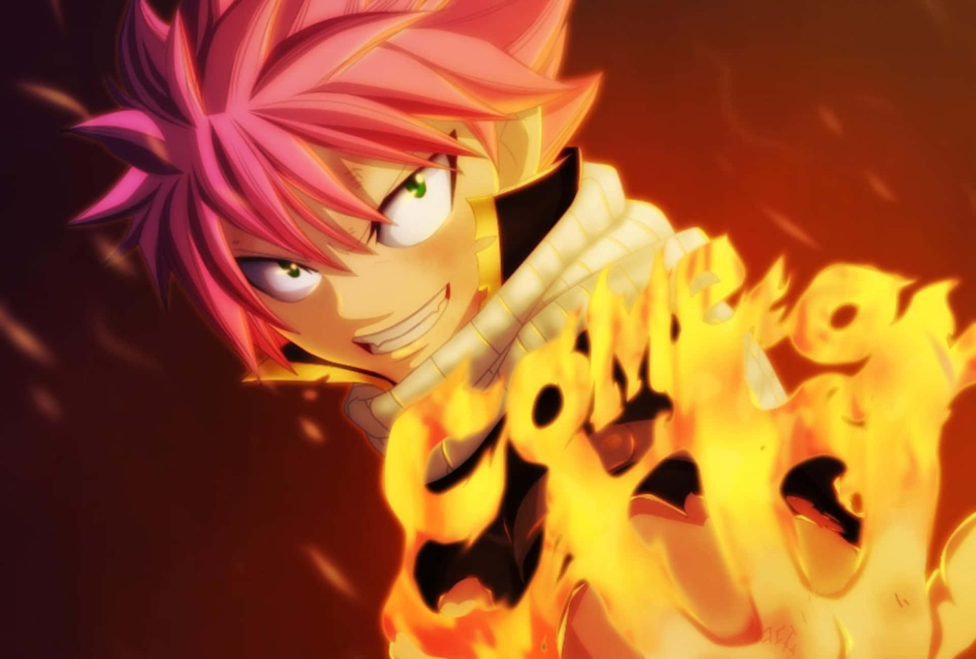 natsu dragneel 桌布 壁紙 — 一個火紅頭髮的動漫角色咧嘴兇狠地笑著，火焰從他手中噴發，背景是發光的橙色。