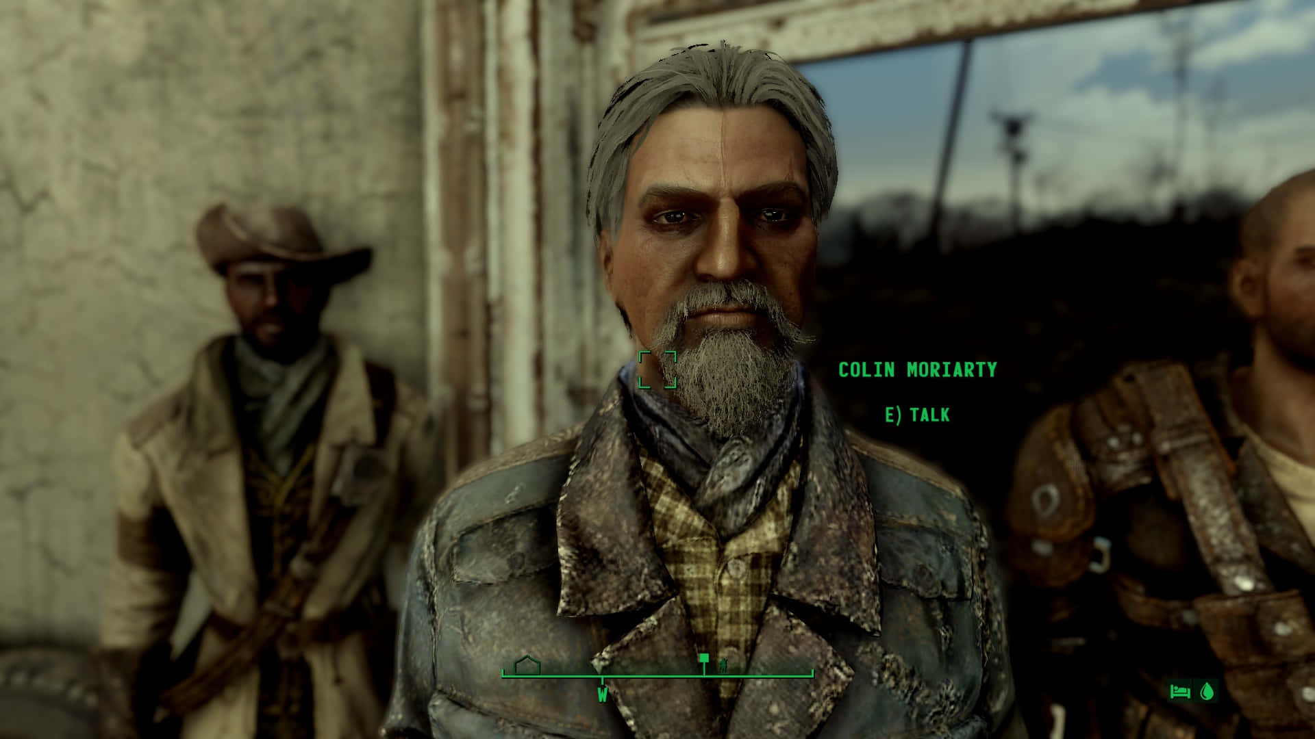 Fallout 4 The Capital Wasteland 桌布 壁紙 — 一個灰白頭髮、留鬍鬚的男人，穿著破舊的皮夾克，站在一棟破舊的建築物內，附近有另外兩個粗獷的男人。