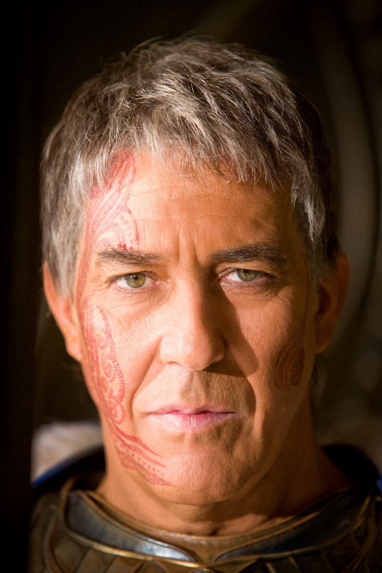 actor 桌布 壁紙 — 一個灰白頭髮、臉上塗有紅色部落圖騰的男子特寫肖像，他正專注地凝視著鏡頭。