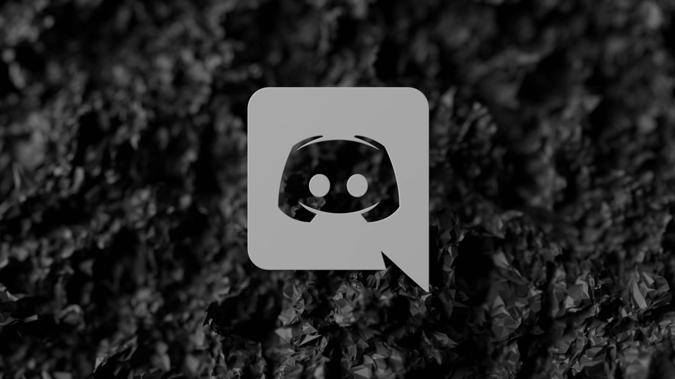 Discord 桌布 壁紙 — 一個灰色 Discord 標誌居中於帶紋理的黑白抽象背景上。