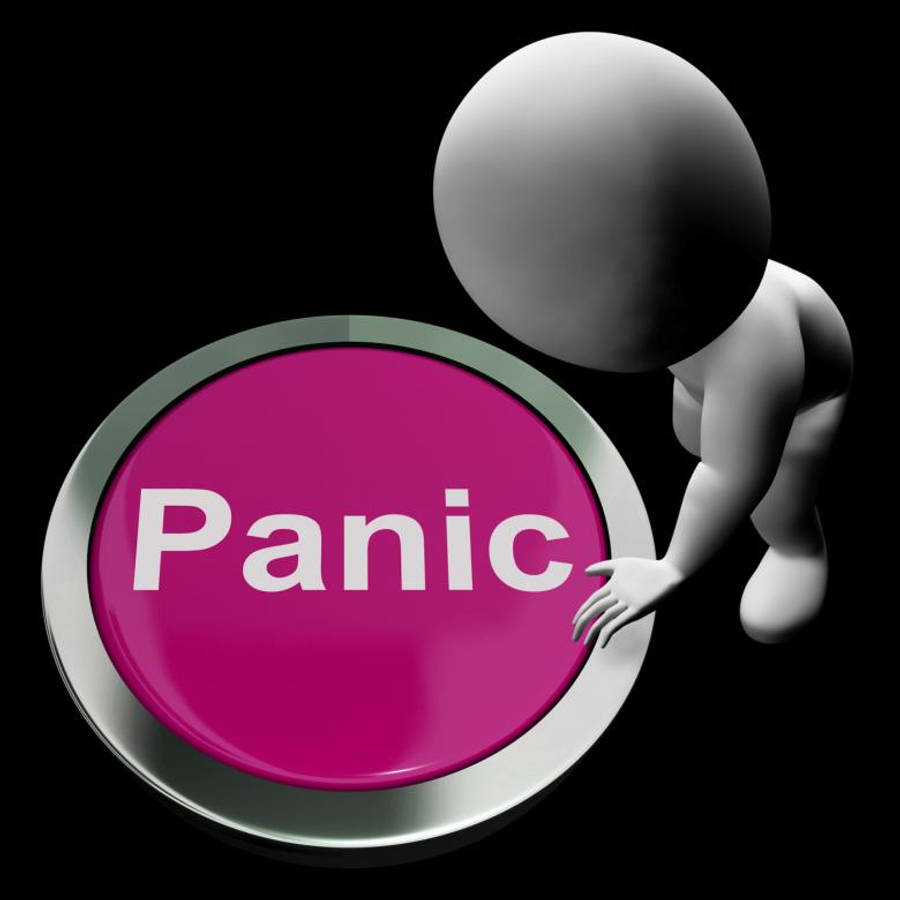 Panic 桌布 壁紙 — 一個灰色3D人物俯身靠近一個大型洋紅色恐慌按鈕，按鈕上有白色文字，背景為黑色。