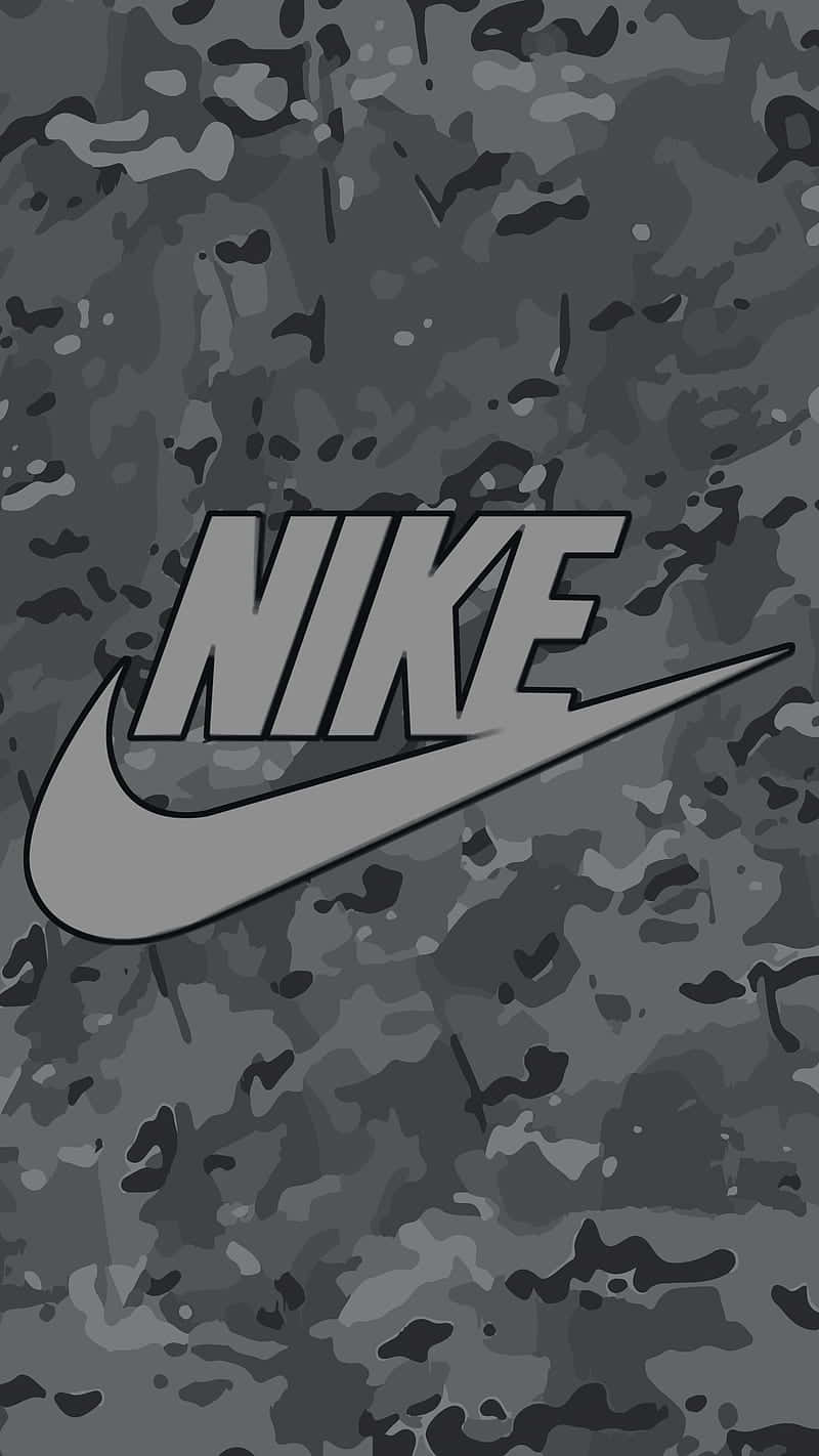 Cool Grey 桌布 壁紙 — 一個灰色Nike標誌，帶有swoosh，居中在深灰色迷彩圖案背景上。