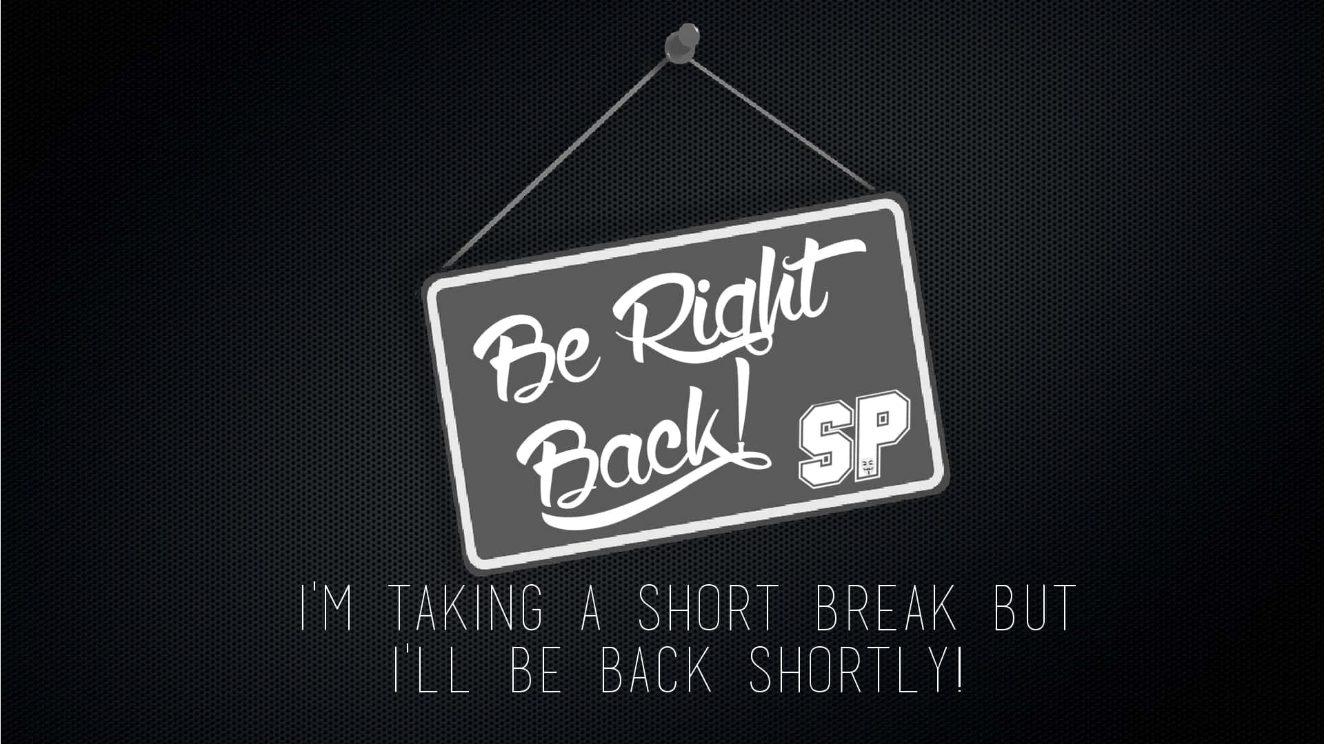 Be Right Back 桌布 壁紙 — 一個灰色掛牌，上面有白色草書文字寫著「Be Right Back SP」，背景為深色紋理。