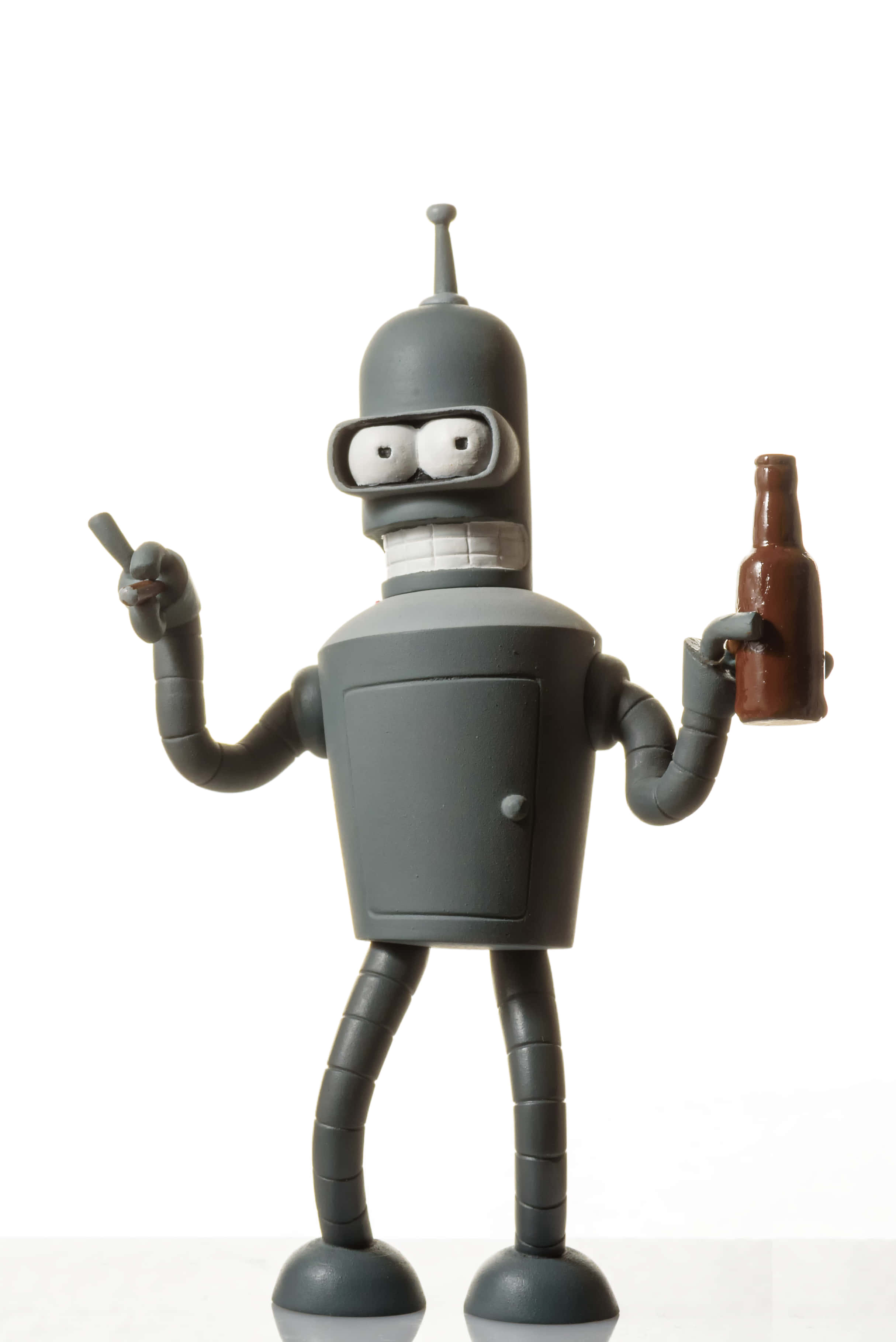 Bender Futurama 桌布 壁紙 — 一個灰色機器人公仔在純白背景前拿著啤酒瓶和香菸。