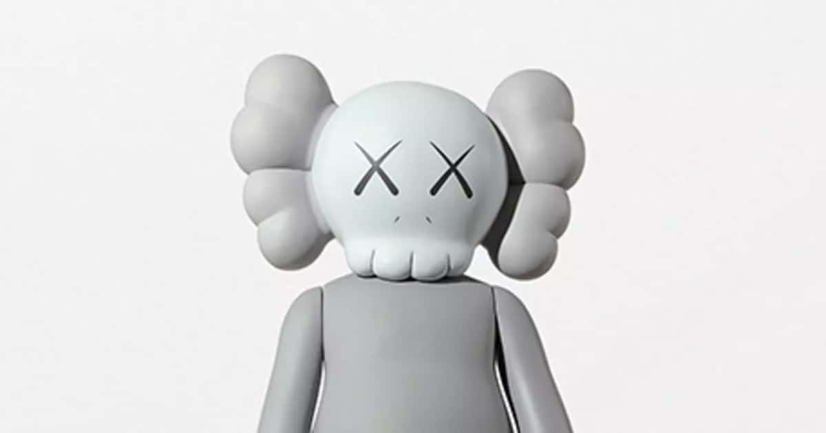 KAWS 桌布 壁紙 — 一個灰色的KAWS Companion公仔，有X形眼睛和雲朵狀耳朵，站在純白色背景前。