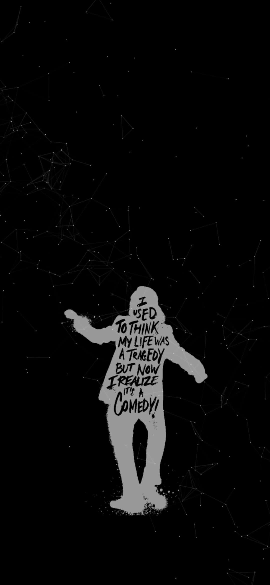 Joker Quotes 桌布 壁紙 — 一個灰色的人物剪影，上面寫著「我曾經以為我的人生是一場悲劇，但現在我意識到它是一場喜劇」，背景為黑色，帶有微弱的星座線條。