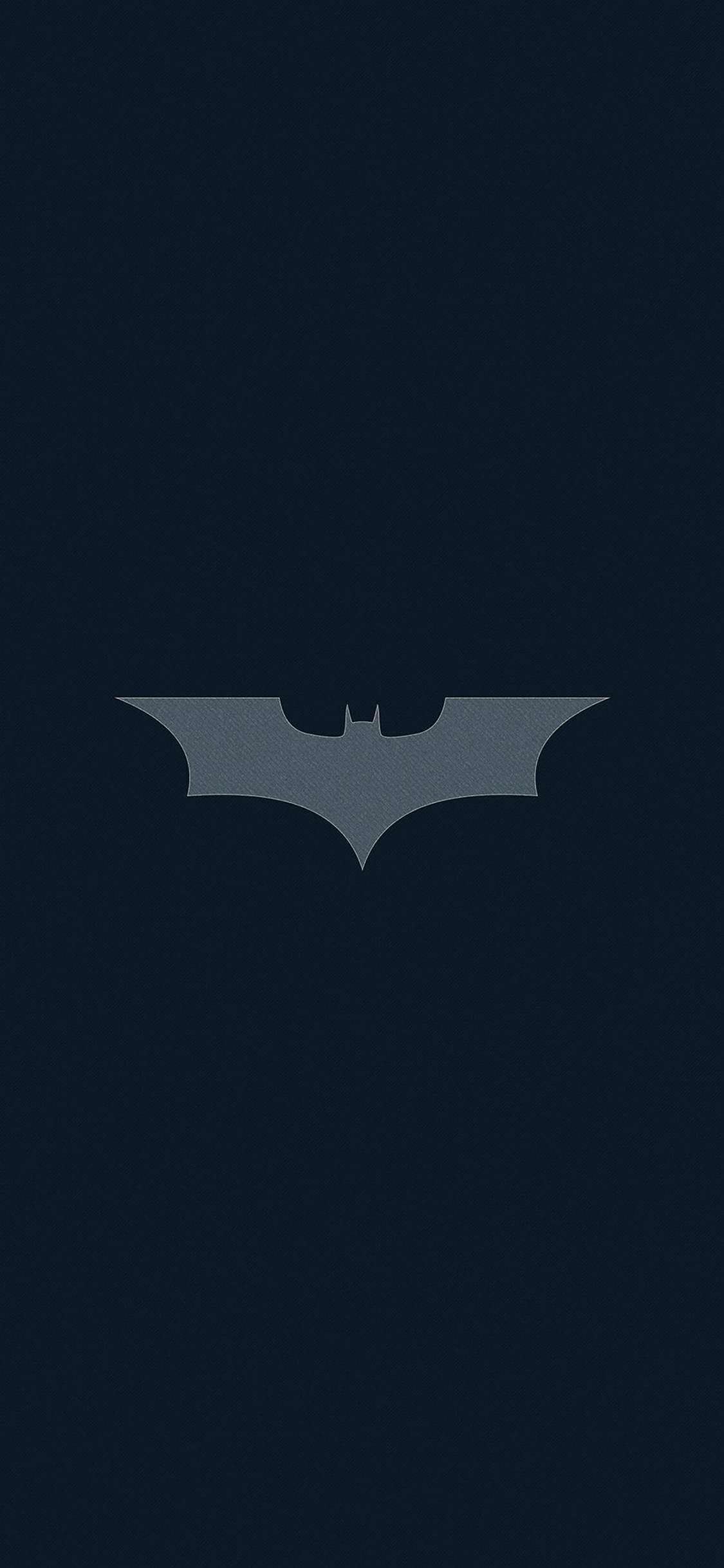 The Batman iPhone 桌布 壁紙 — 一個灰色的極簡蝙蝠標誌漂浮在深海軍藍色背景中央。