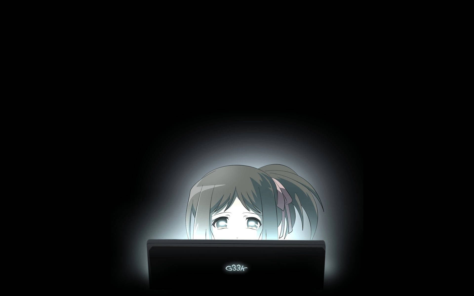 動漫女孩 桌布 壁紙 — 一個灰色頭髮的發光動漫女孩在黑暗的房間裡從筆記型電腦上方窺視，她的大眼睛反射著螢幕的光。