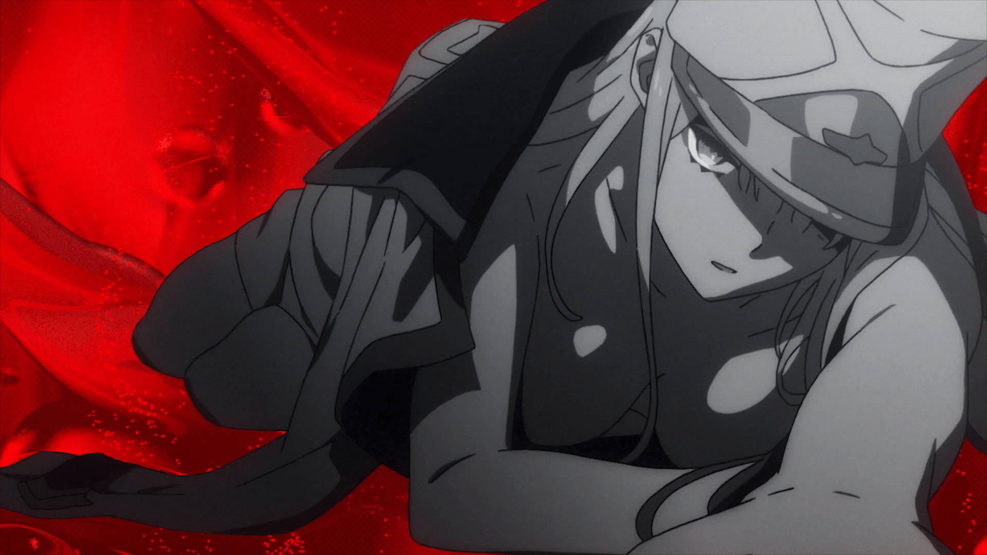 DARLING in the FRANXX 桌布 壁紙 — 一個灰階動漫女孩戴著軍帽，靠在帶有發光粒子的鮮紅色布料背景上。