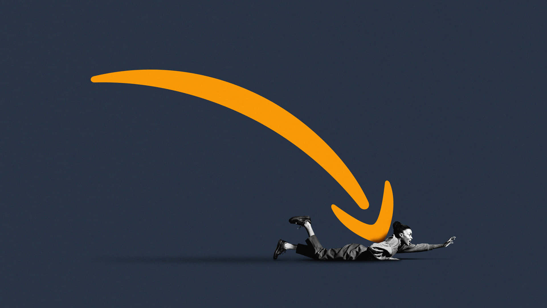 人在藍色背景上爬行在橙色Amazon箭頭下方。 — 亞馬遜 GIF 壁紙