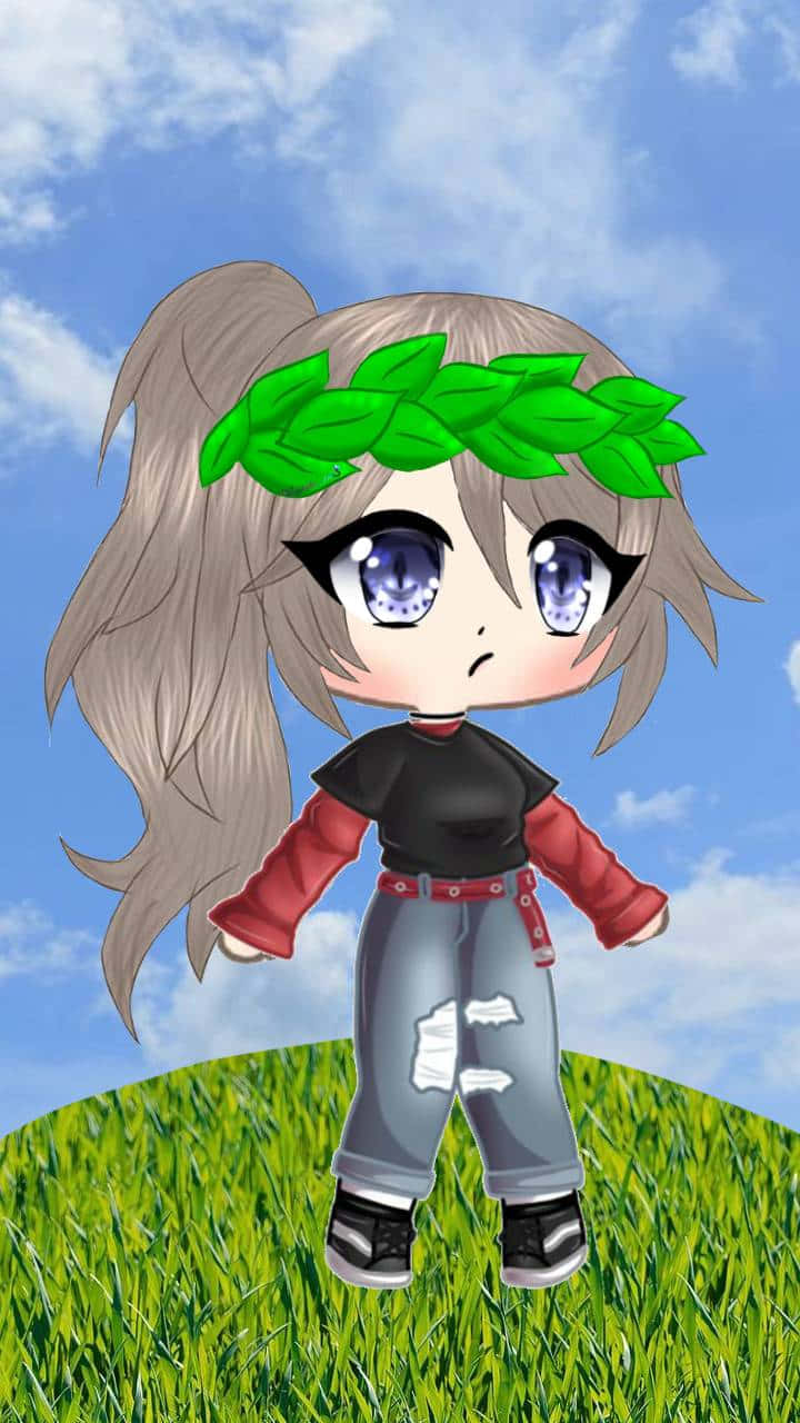Gacha 桌布 壁紙 — 一個灰髮、戴著綠色葉冠的Q版動漫女孩，站在長滿青草的山丘上，背景是晴朗的藍天和蓬鬆的白雲。