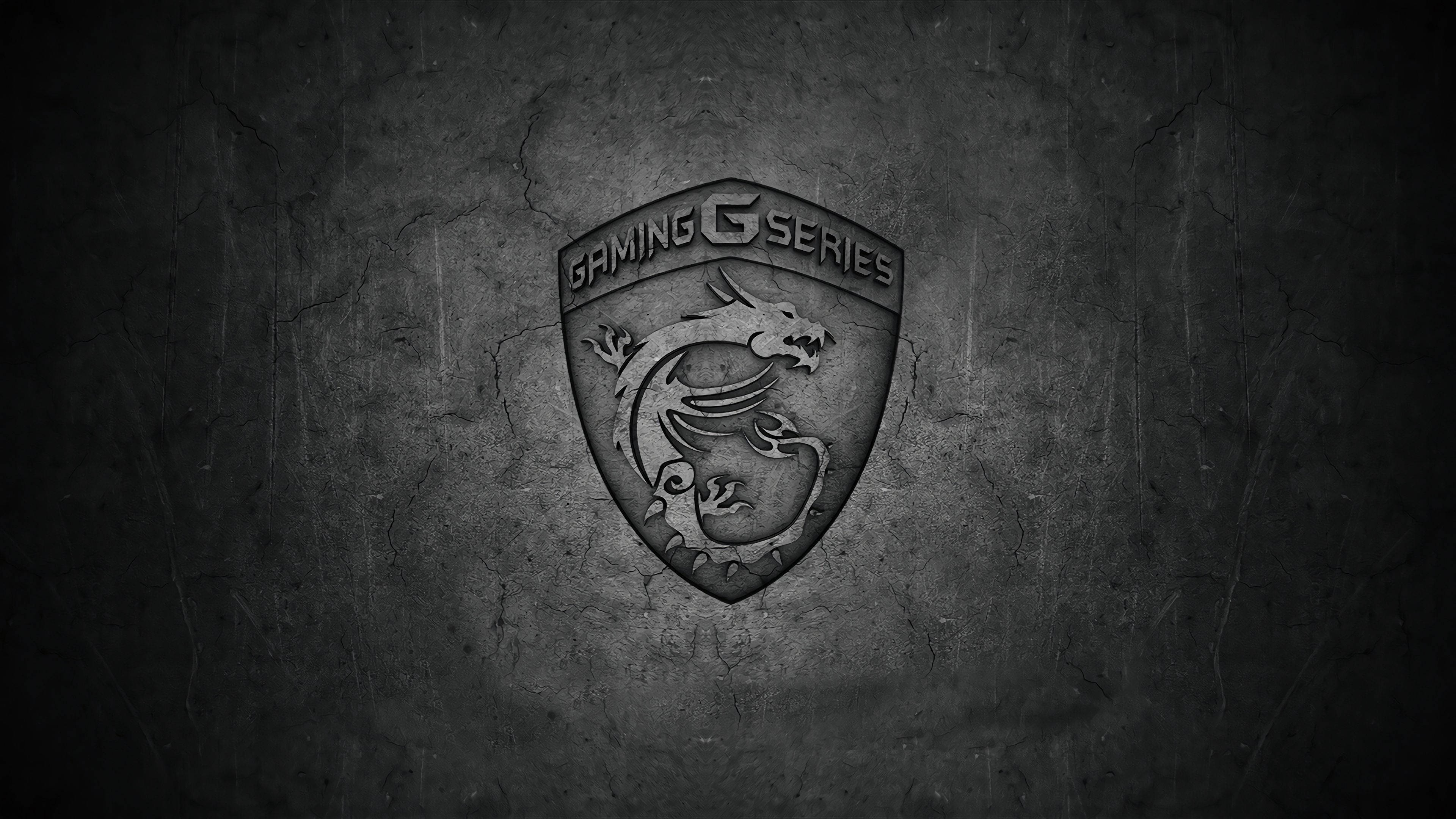 MSI 4K 桌布 壁紙 — 一個為MSI Gaming G Series設計的金屬龍徽章，蝕刻在裂開的深灰色混凝土牆上。