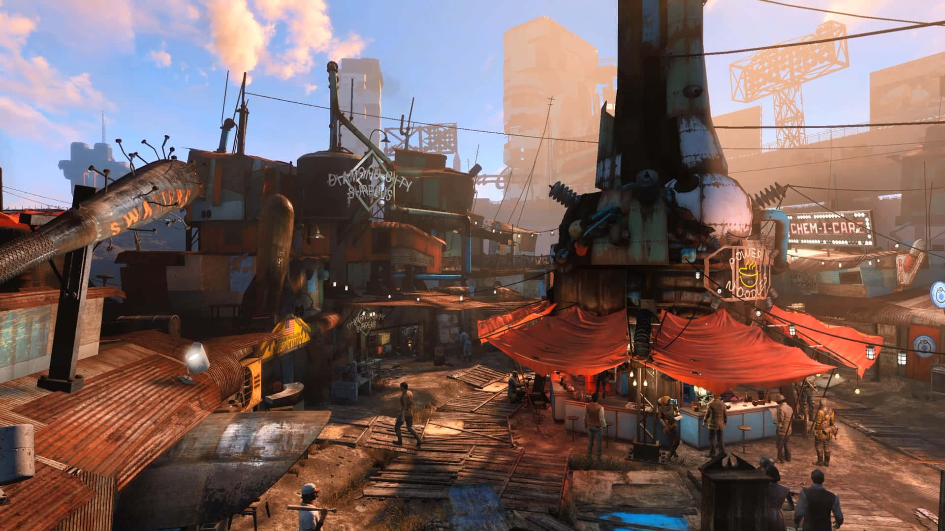 Diamond City 桌布 壁紙 — 一個熙熙攘攘的末世後市場，有生鏽的金屬結構、橙色帳篷，人們在朦朧的夕陽天空下行走。
