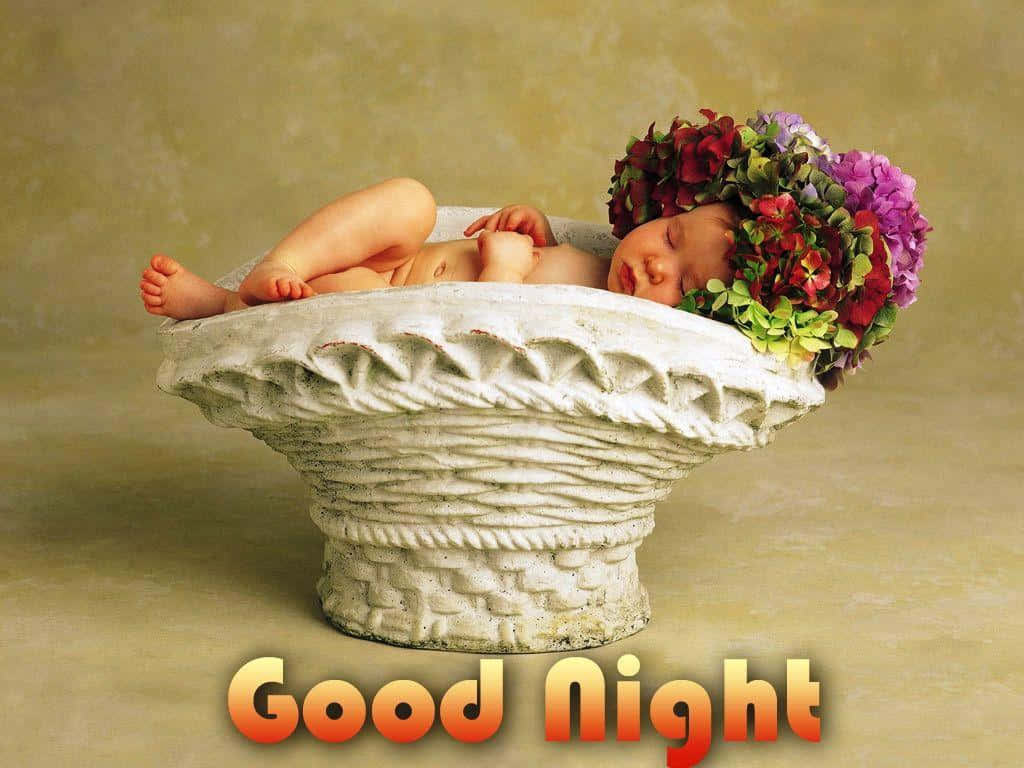 good night animated 桌布 壁紙 — 一個熟睡的嬰兒在一個裝飾著彩色花冠的石籃中安詳地休息，背景是溫暖的米色。