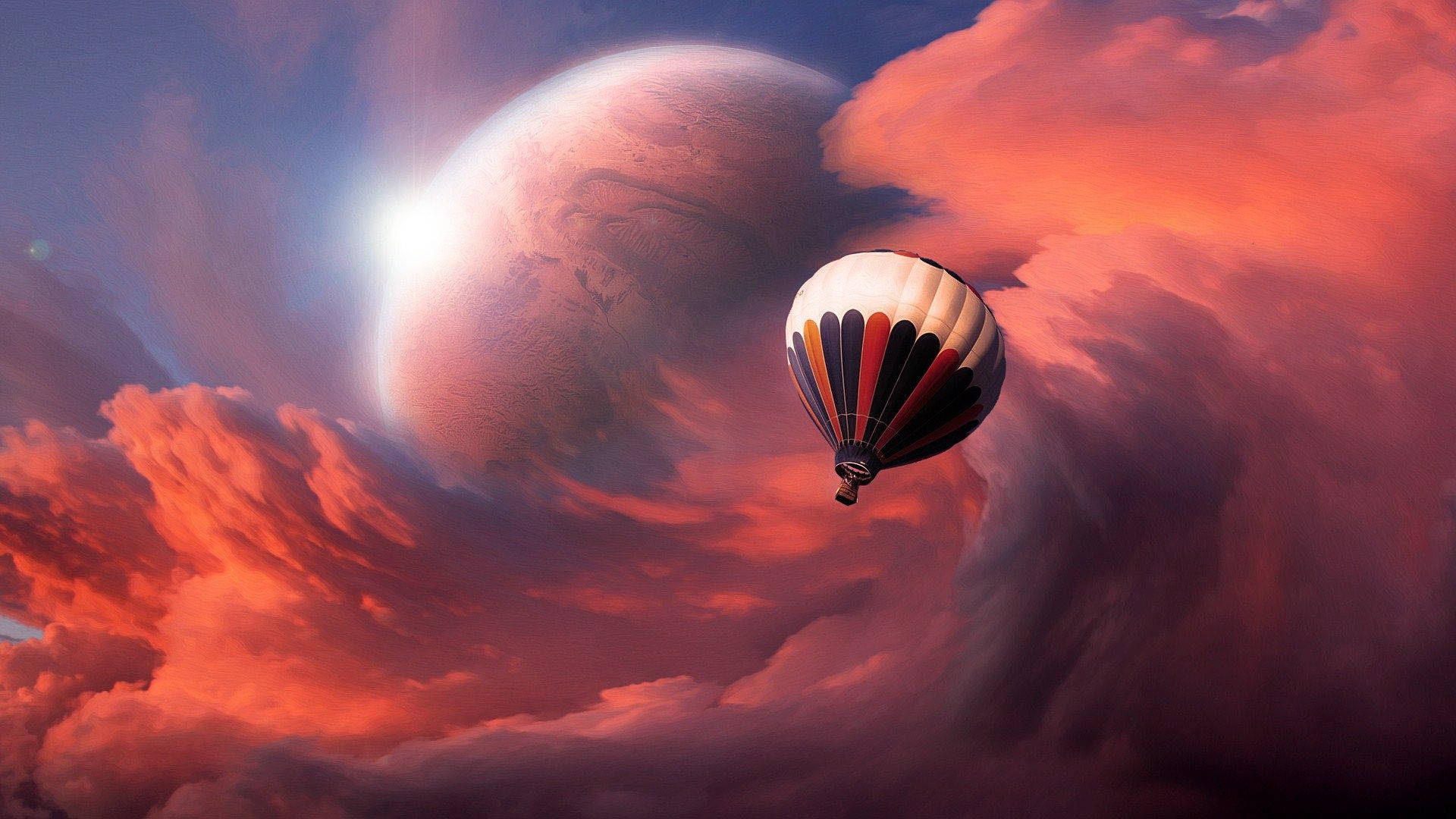 Hot Air Balloon 桌布 壁紙 — 一個熱氣球飄過火橙色的雲層，旁邊是一顆發光的外星行星，在燦爛的太陽下。